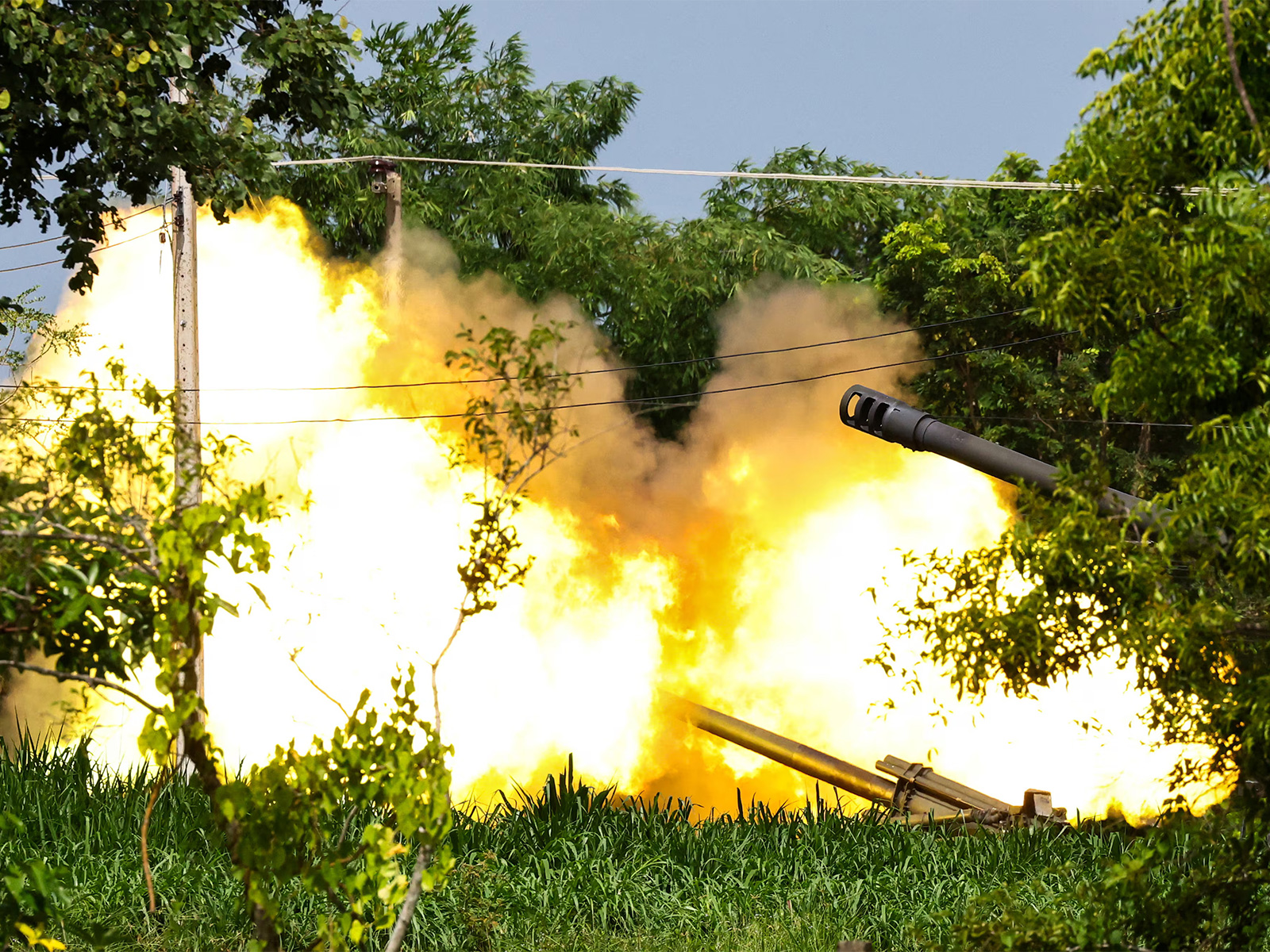 A Thai mobile artillery unit fires towards Cambodian positions. (File Photo/Reuters)