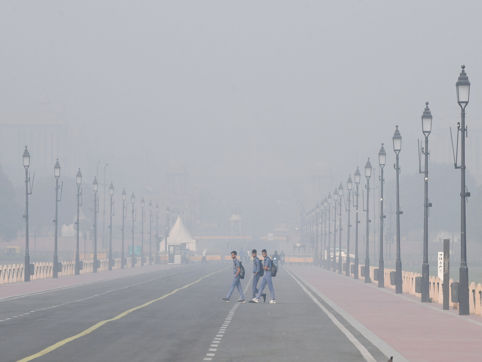 School students at Kartavya Path amid dense smog (File Photo/ANI)
