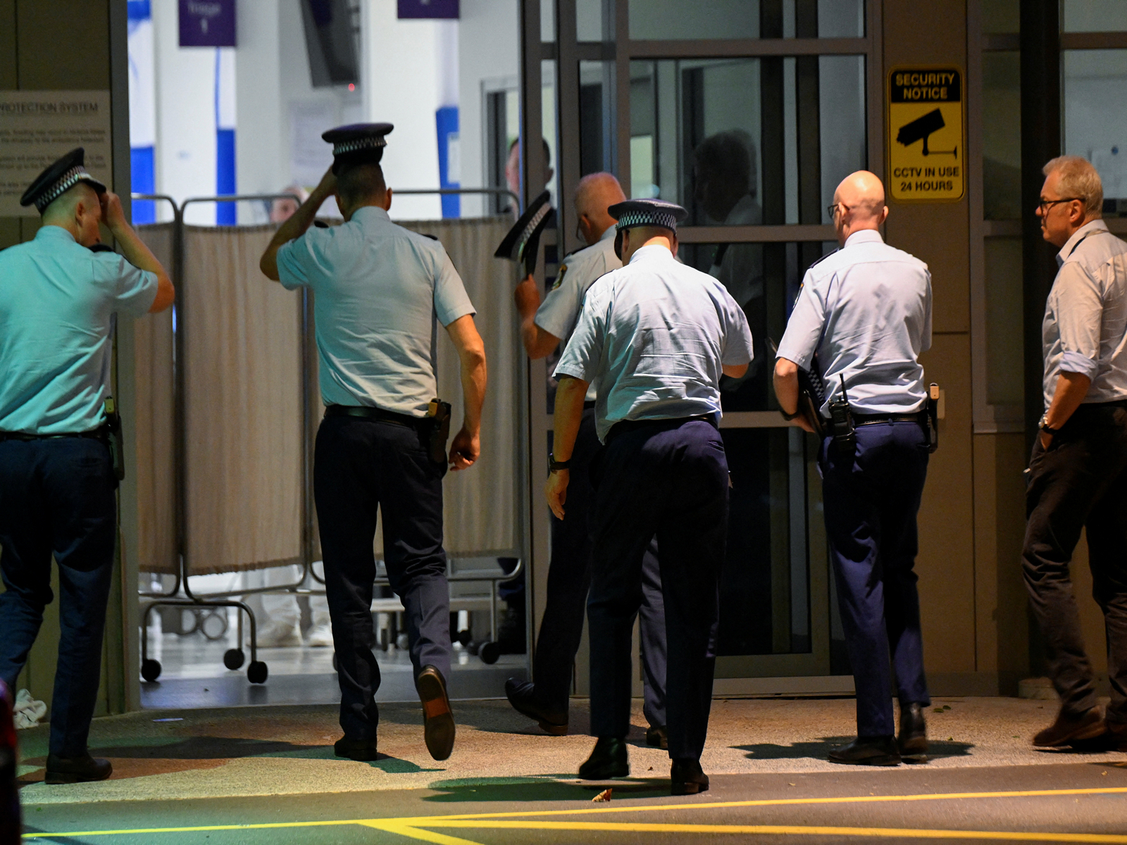 
    Aus: 16 dead, 40 hospitalised in Bondi Beach shooting
    