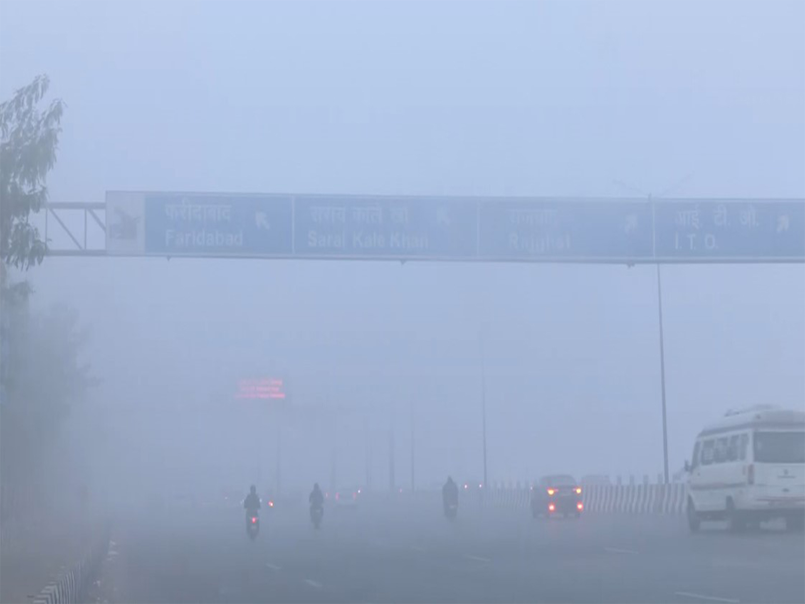 Thick layer of smog envelops Akshardham (Photo/ANI)