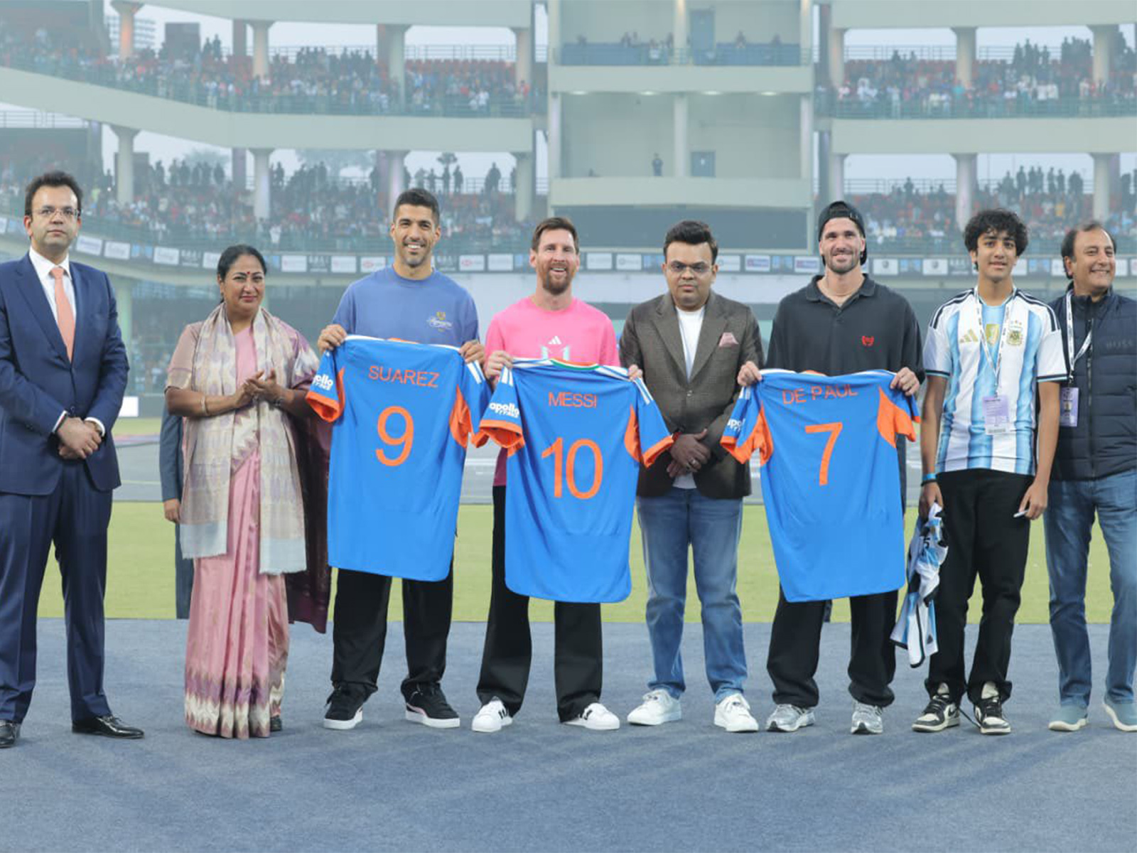Delhi CM Rekha Gupta with  Lionel Messi, Luis Suárez, and Rodrigo De Paul (Photo:X/@gupta_rekha)