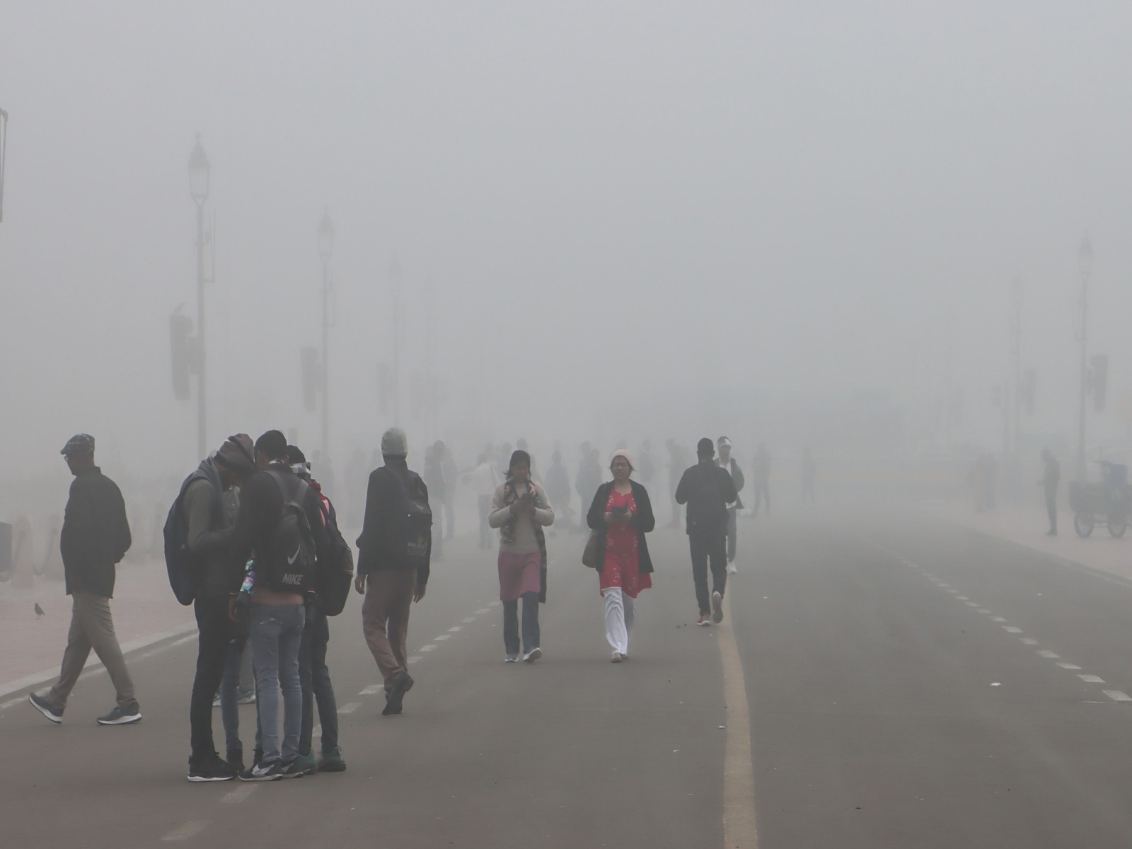 Dense smog covers India Gate as Delhi AQI remains in ‘Severe’ category (Photo/ANI)