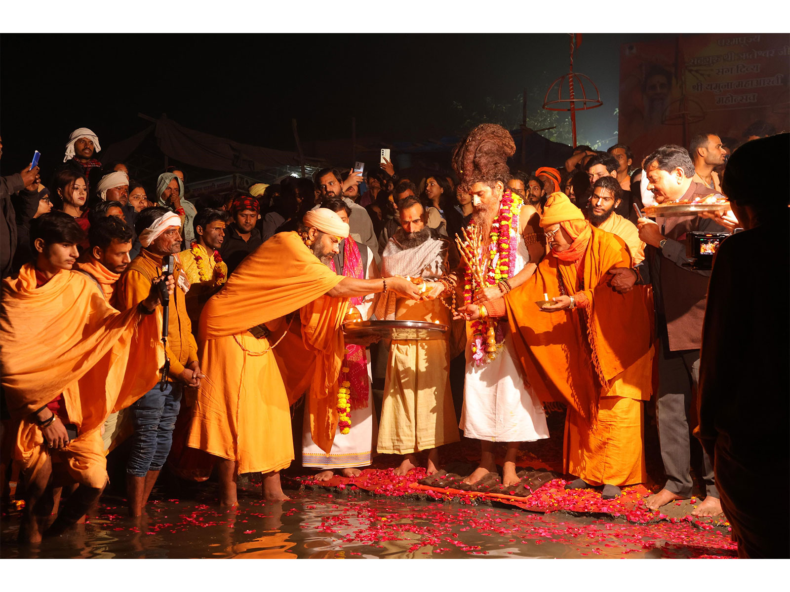 A Sacred Evening of Unity: Rashtra Ekta ke Liye Yamuna Aarti Led by Sadguru Shri Riteshwar Maharaj Ji at Vrindavan