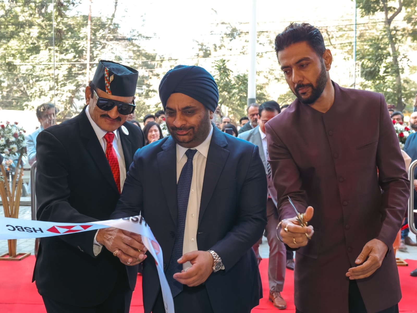 (L to R) Former India hockey player Mir Ranjan Negi, Sandeep Batra, Head–International Wealth & Premier Banking, HSBC India, and chef Ranveer Brar inaugurate HSBC India’s Indore branch.