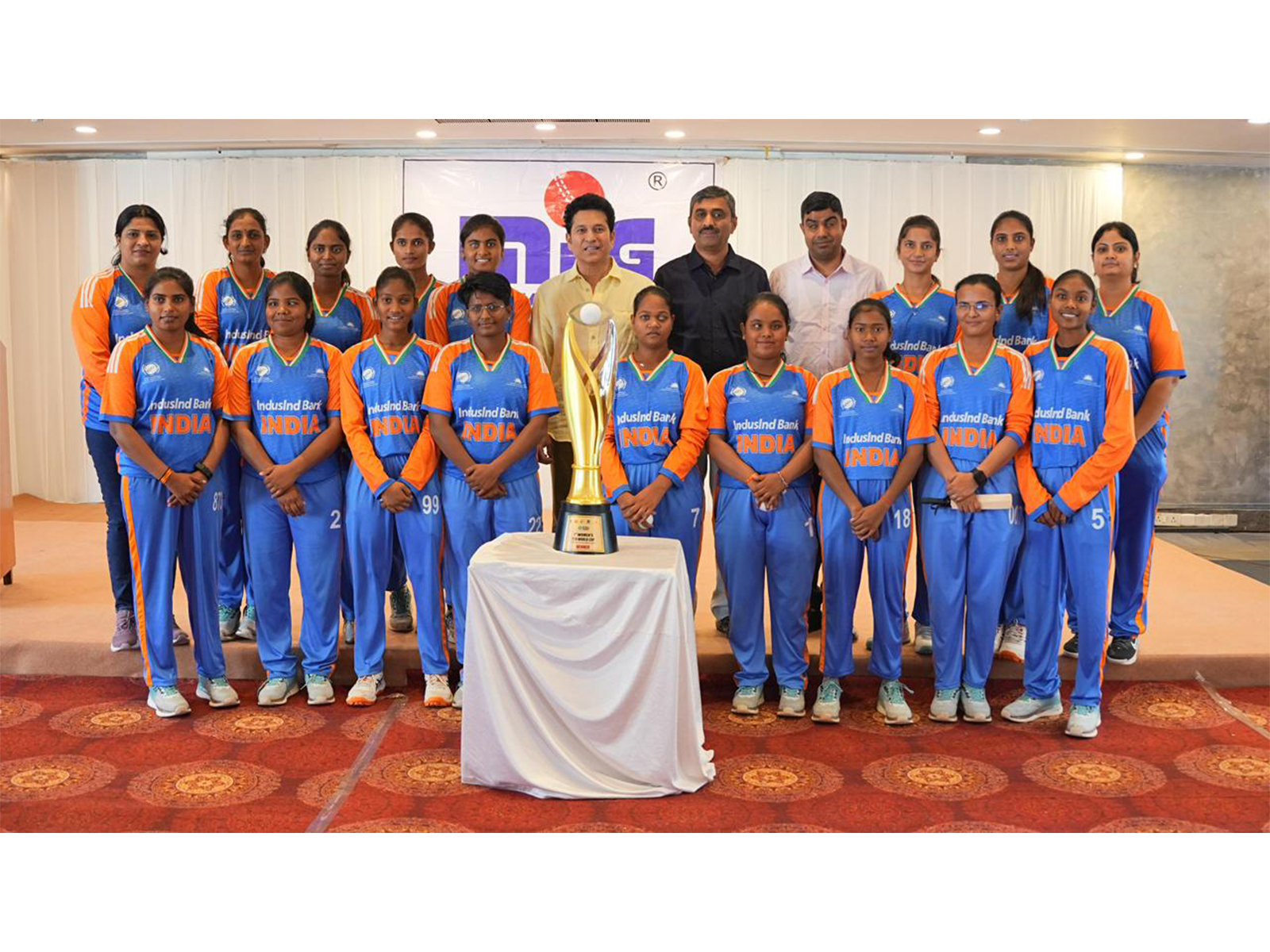 Sachin Tendulkar with India women's blind cricket team. (Photo: CABI)