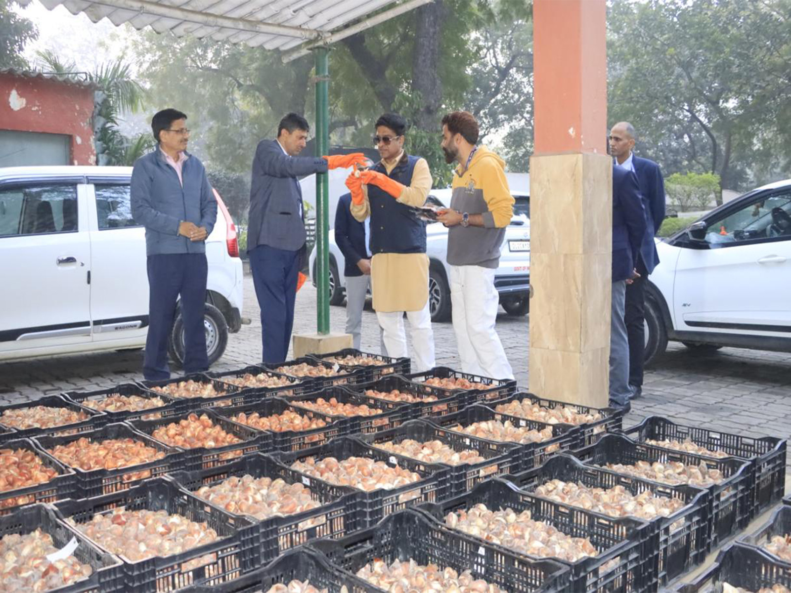 NDMC Vice Chairperson Kuljeet Singh Chahal inspects preserved tulip bulbs (Photo/NDMC)