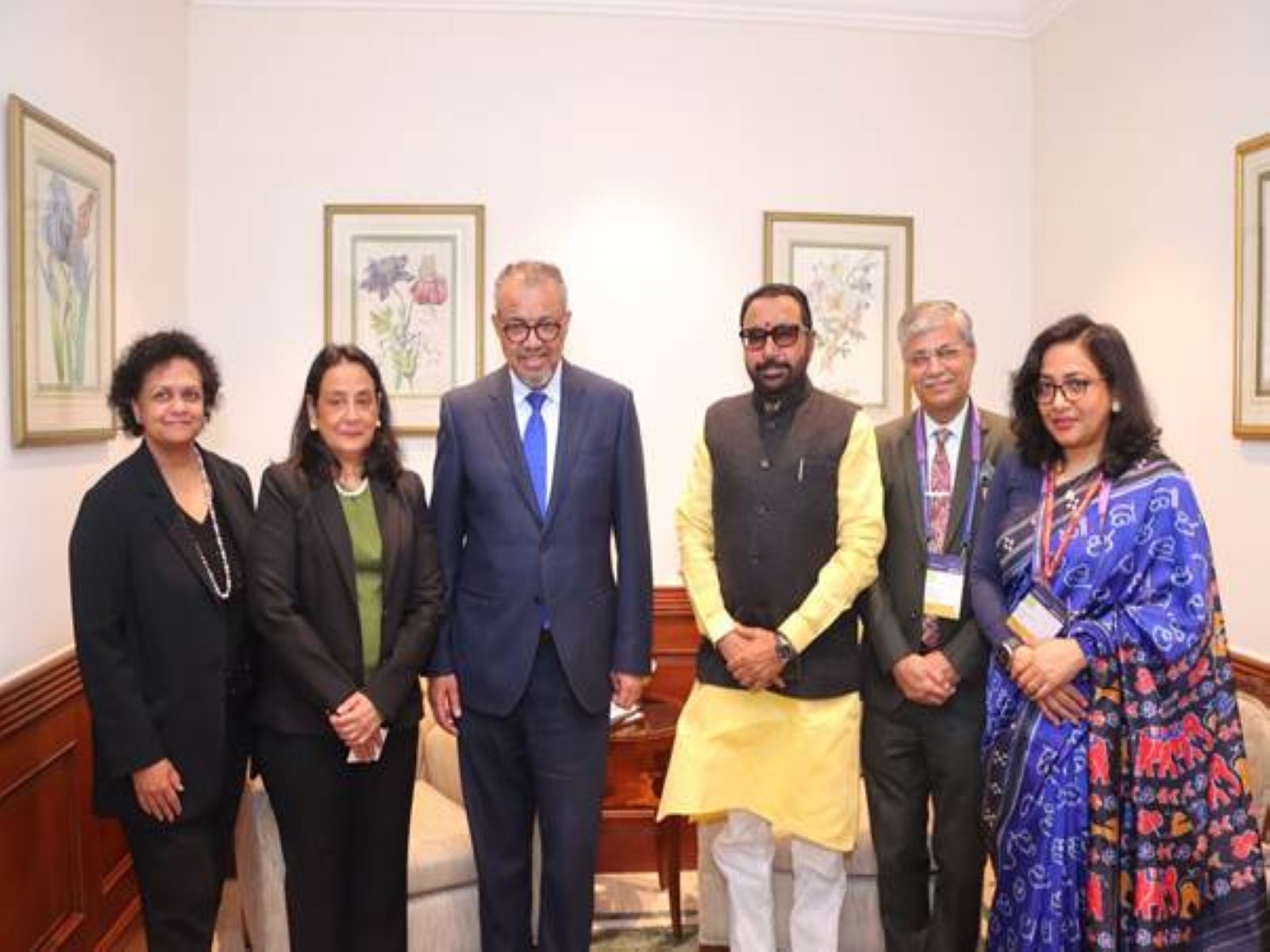 Officials from India and the World Health Organization pose for a group photograph during the WHO Global Summit on Traditional Medicine in New Delhi. (Photo/PIB)