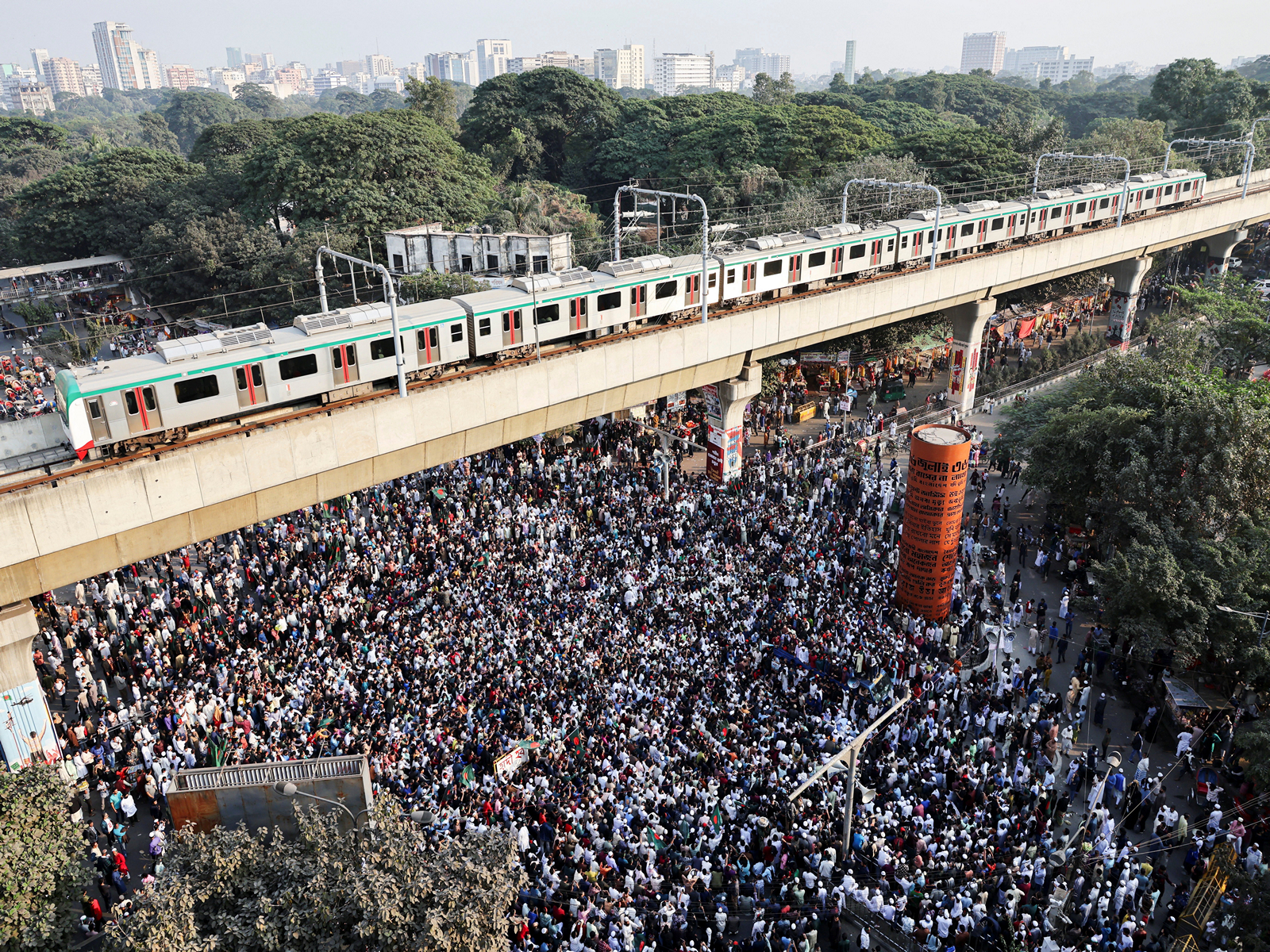 Supporters block the Shahbagh Square as they protest, demanding justice for the death of Sharif Osman Hadi, a student leader (Photo/Reuters) Supporters block the Shahbagh Square as they protest, demanding justice for the death of Sharif Osman Hadi, a student leader (Photo/Reuters)