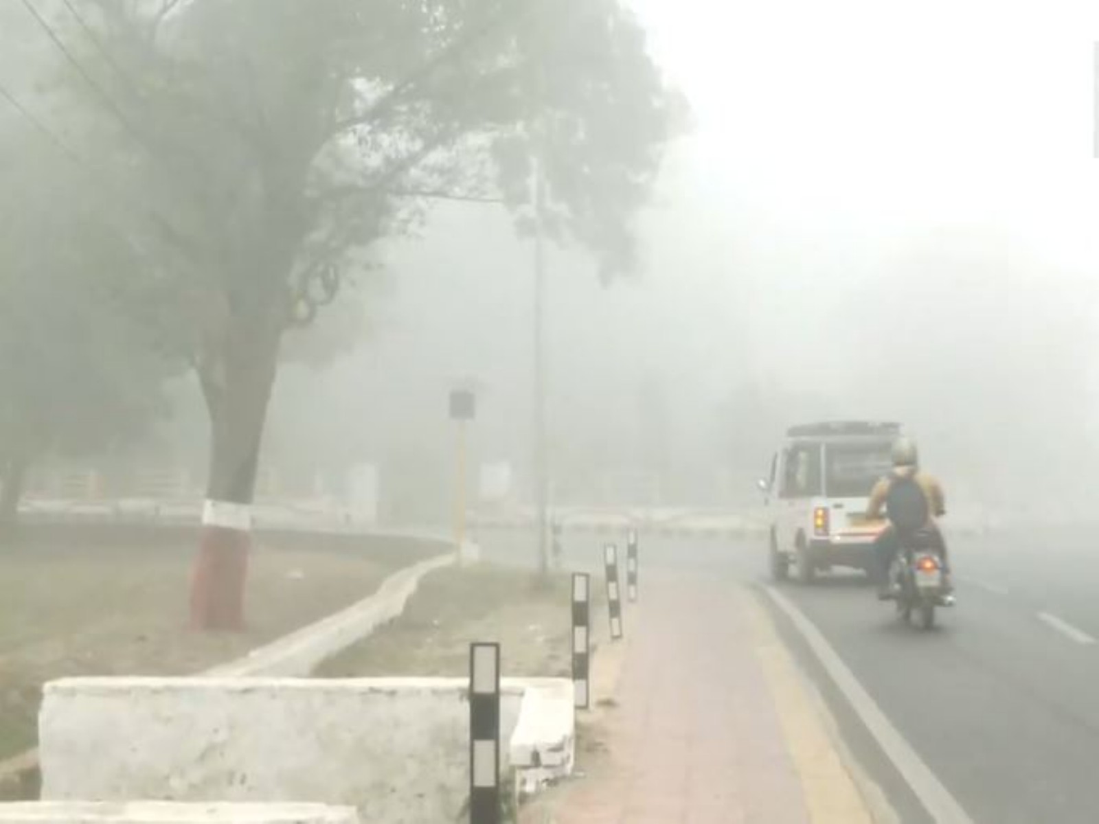Dehradun envoloped in fog (Photo/ANI)