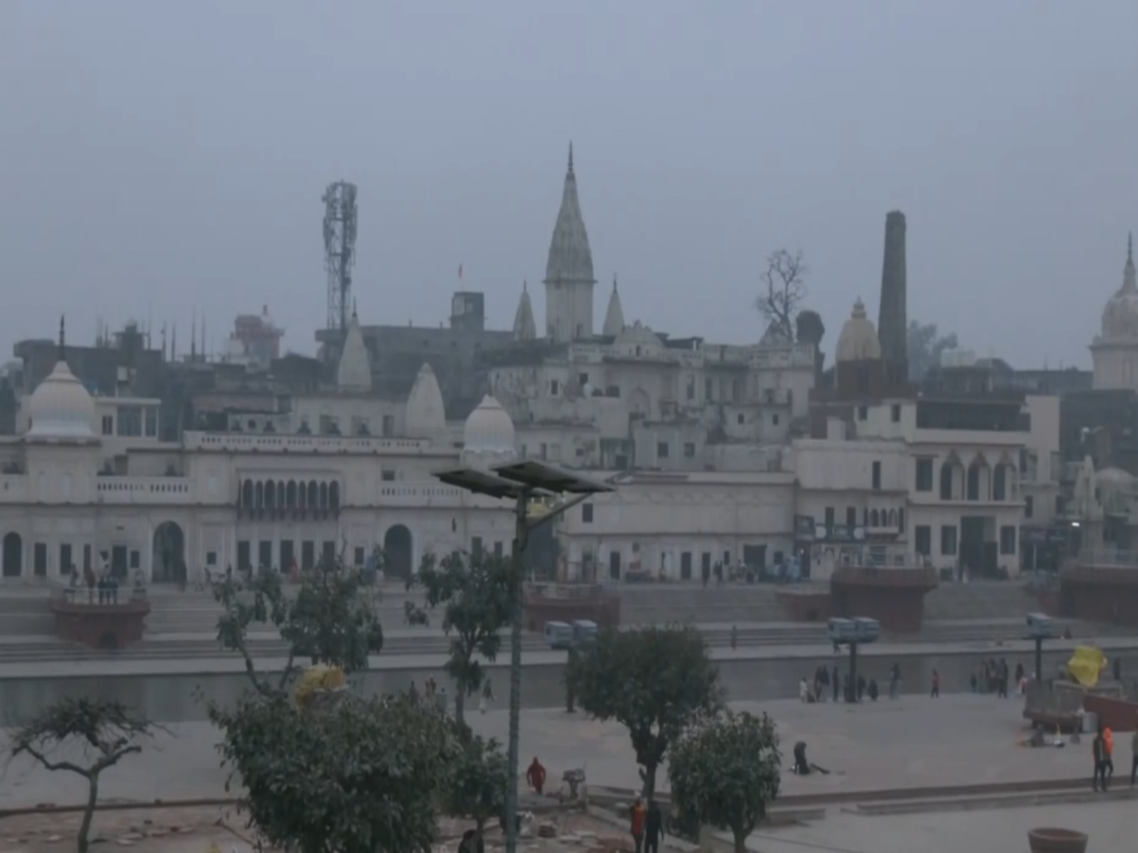 Dense fog blankets the city of Ayodhya in Uttar Pradesh (Photo/ANI)