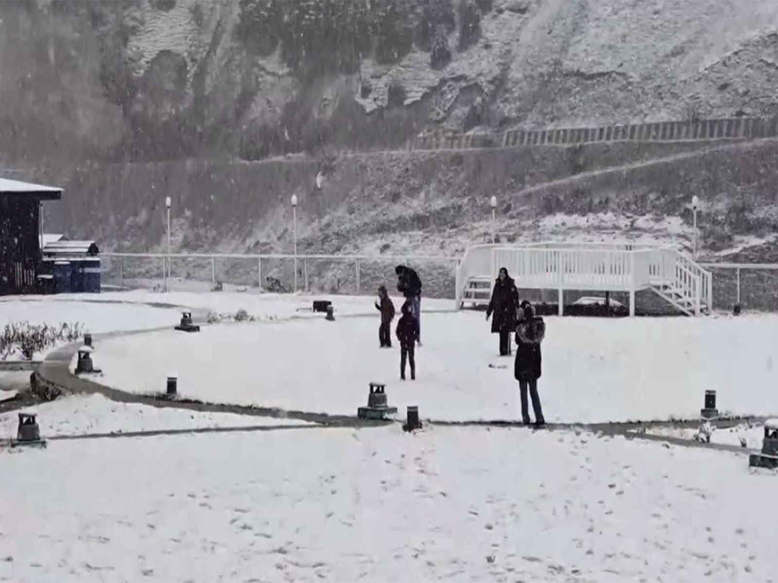 
    J-K: Sonamarg witnesses a fresh spell of snow, cold wave continue
    