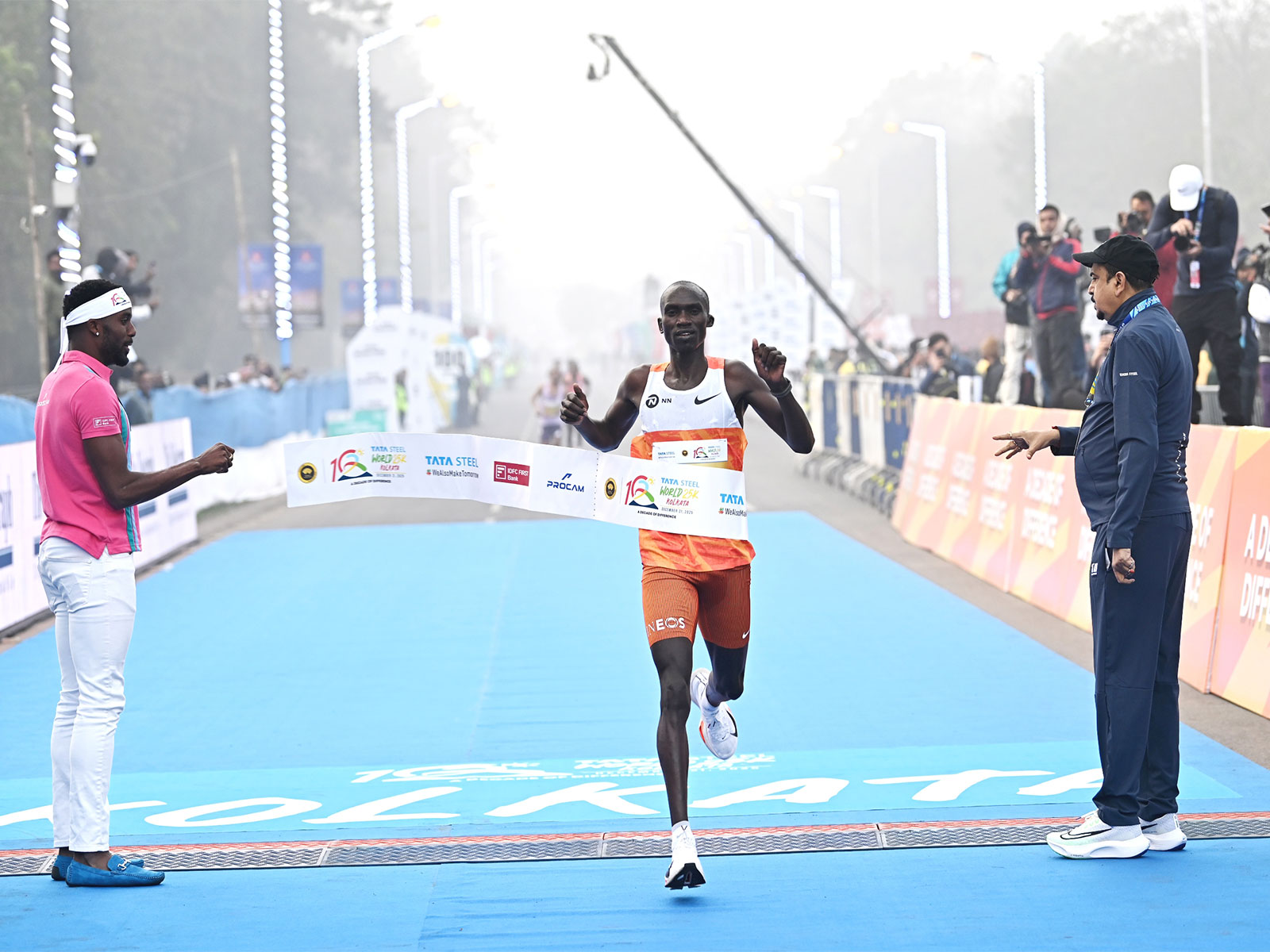 Joshua Cheptegei crosses the finish line of World 25K Kolkata (Image: World 25K Kolkata)