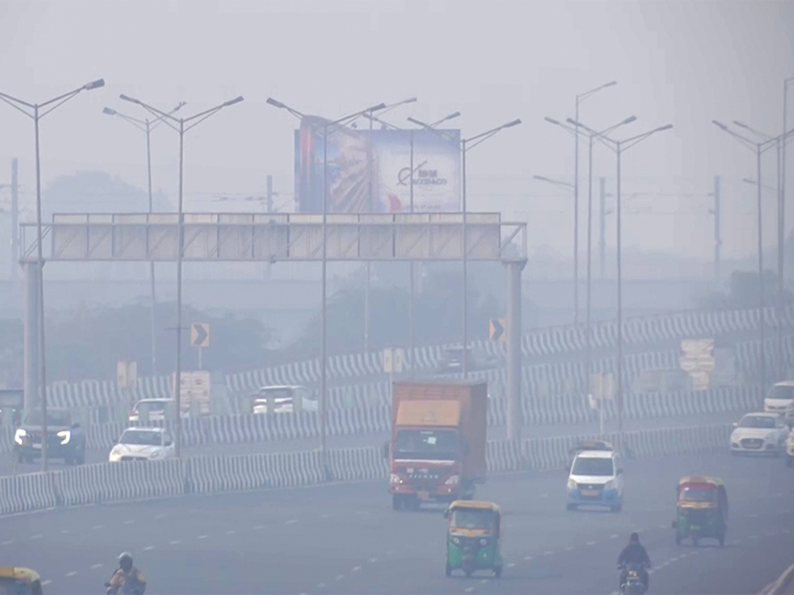 A view of area around Akshardham Temple engulfed in dense smog (File Photo/ANI)