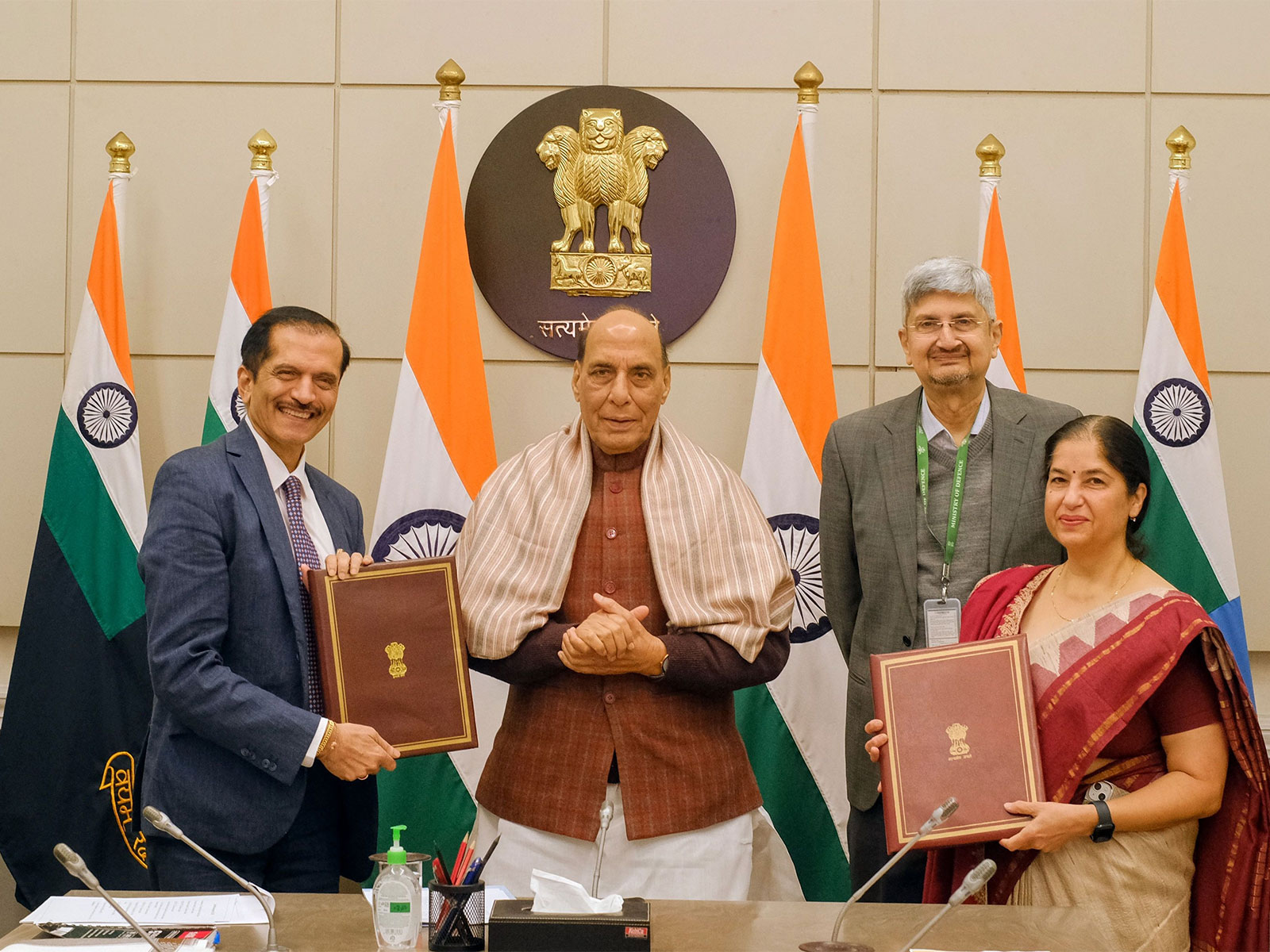 Defence Minister Rajnath Singh with Director General (Production Coordination & Services Interaction) Chandrika Kaushik and Vice Chancellor, RRU Prof (Dr) Bimal N Patel and  Samir V Kamat, Secretary, Department of Defence R&D and Chairman (Photo/Ministry of Defence)