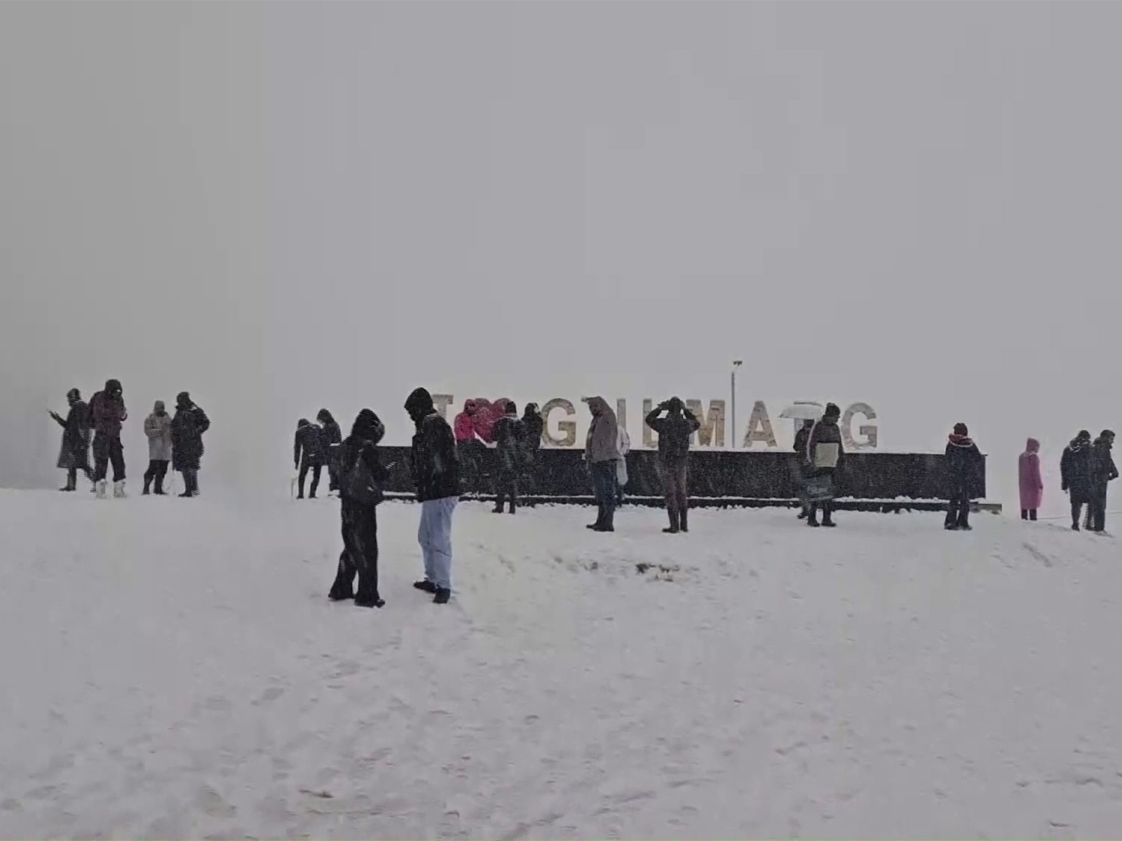 Tourists flock to Gulmarg as heavy snowfall blankets the region (Photo/ANI)