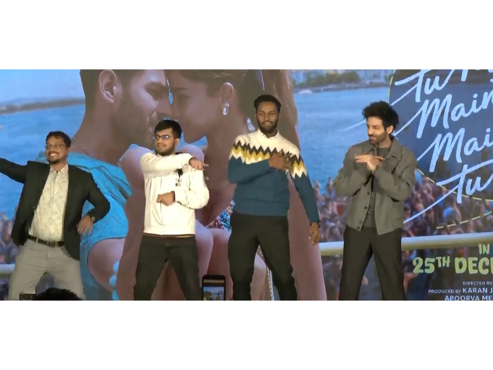 Kartik Aaryan dances with fans in Delhi (Image source/ANI) 