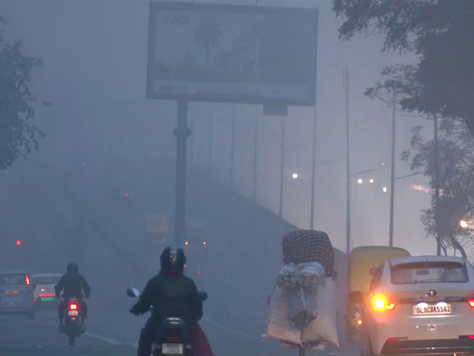 Vehicles commute through Sarai Kale Khan in New Delhi. (Photo/ANI)