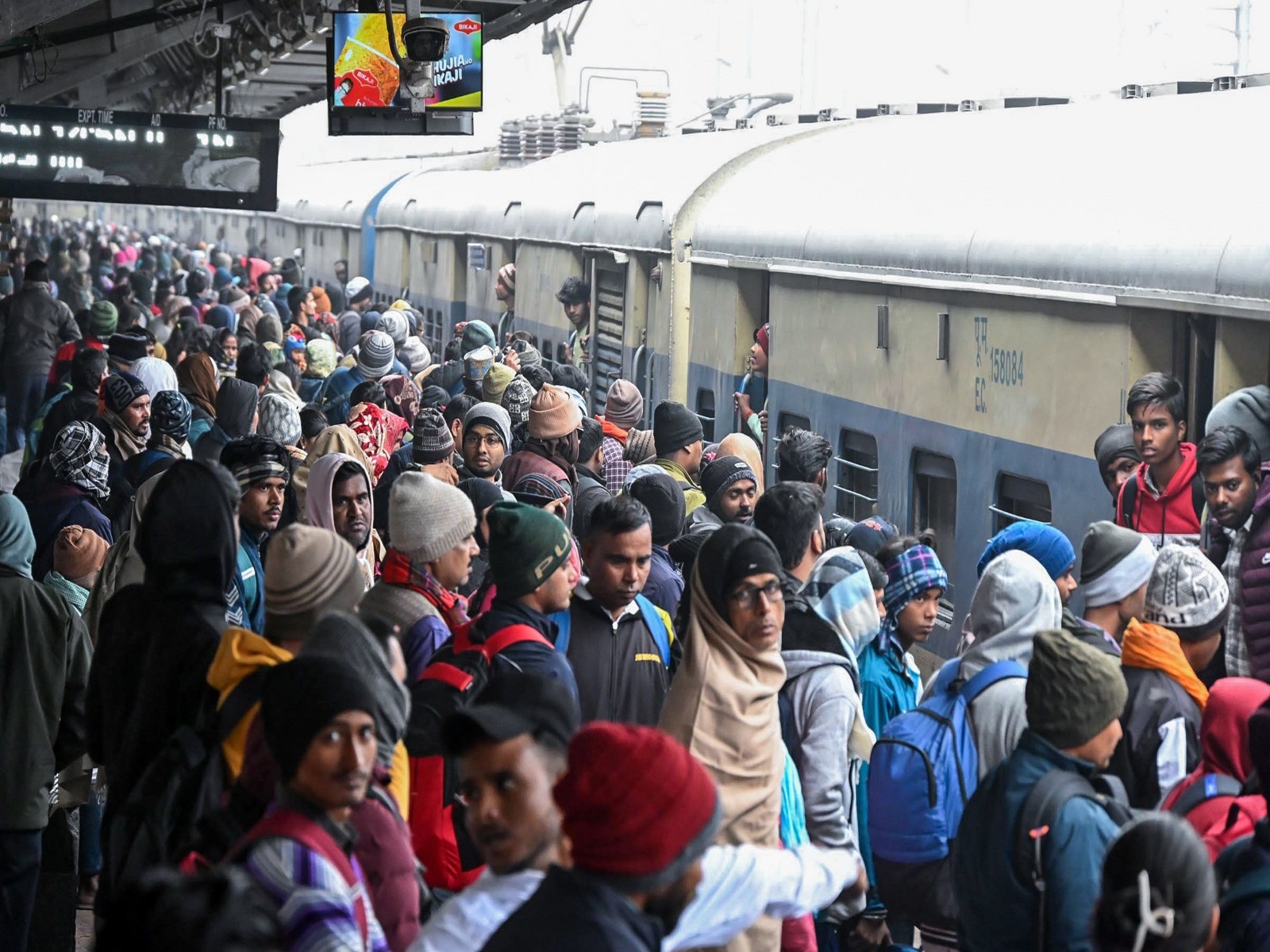 A rush of passengers at the platform in Patna (Photo/ANI)