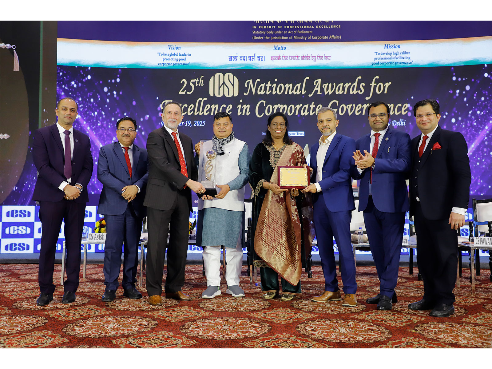 Karan Thapar, Chairman, and Parag Satpute, MD & Group CEO, Greaves Cotton Limited, receiving the Award during the 25th edition of ICSI National Awards for Excellence in Corporate Governance