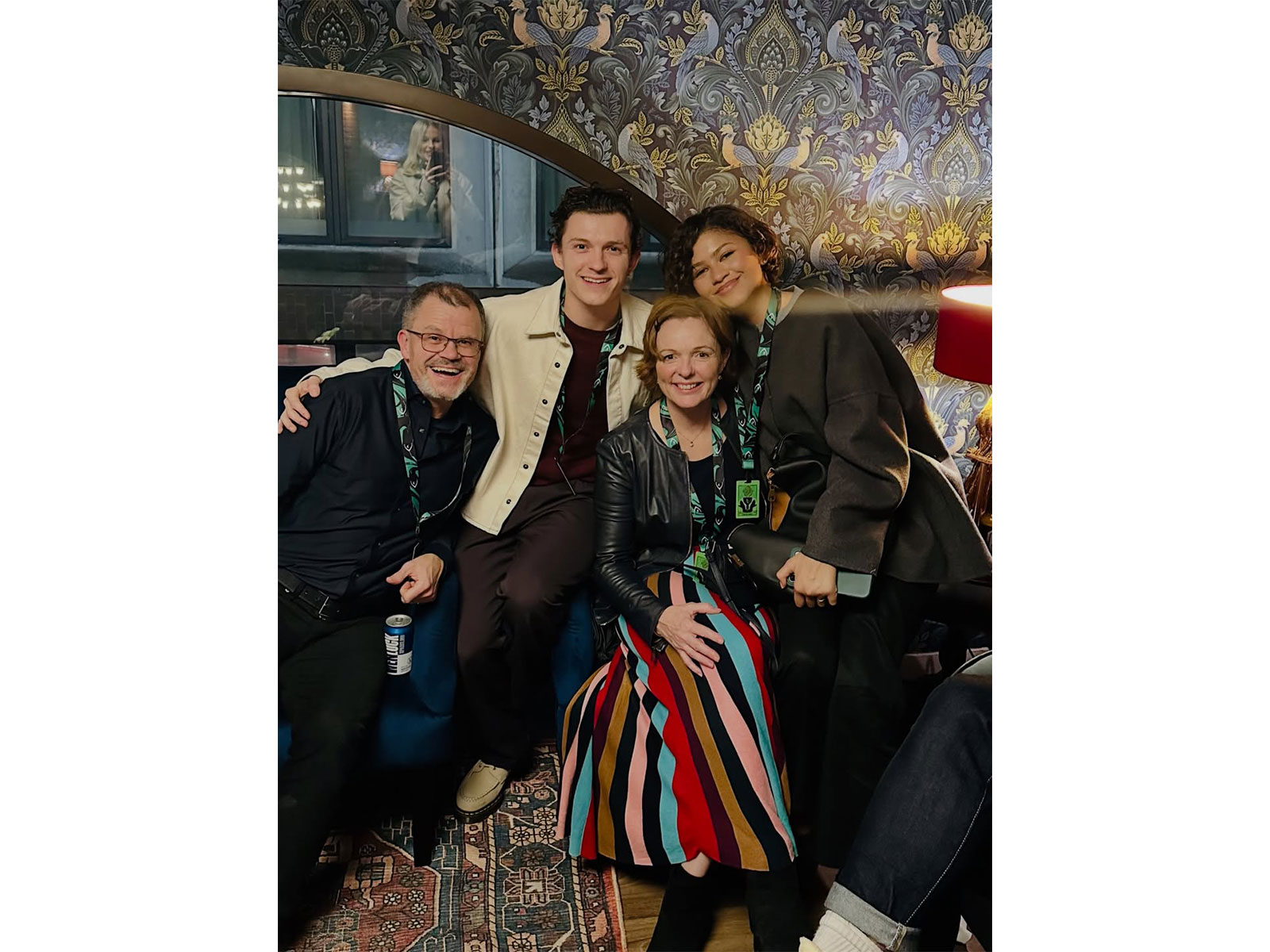 Zendaya with Tom Holland and his family (Photo/Instagram@samholland1999) Zendaya with Tom Holland and his family (Photo/Instagram@samholland1999)