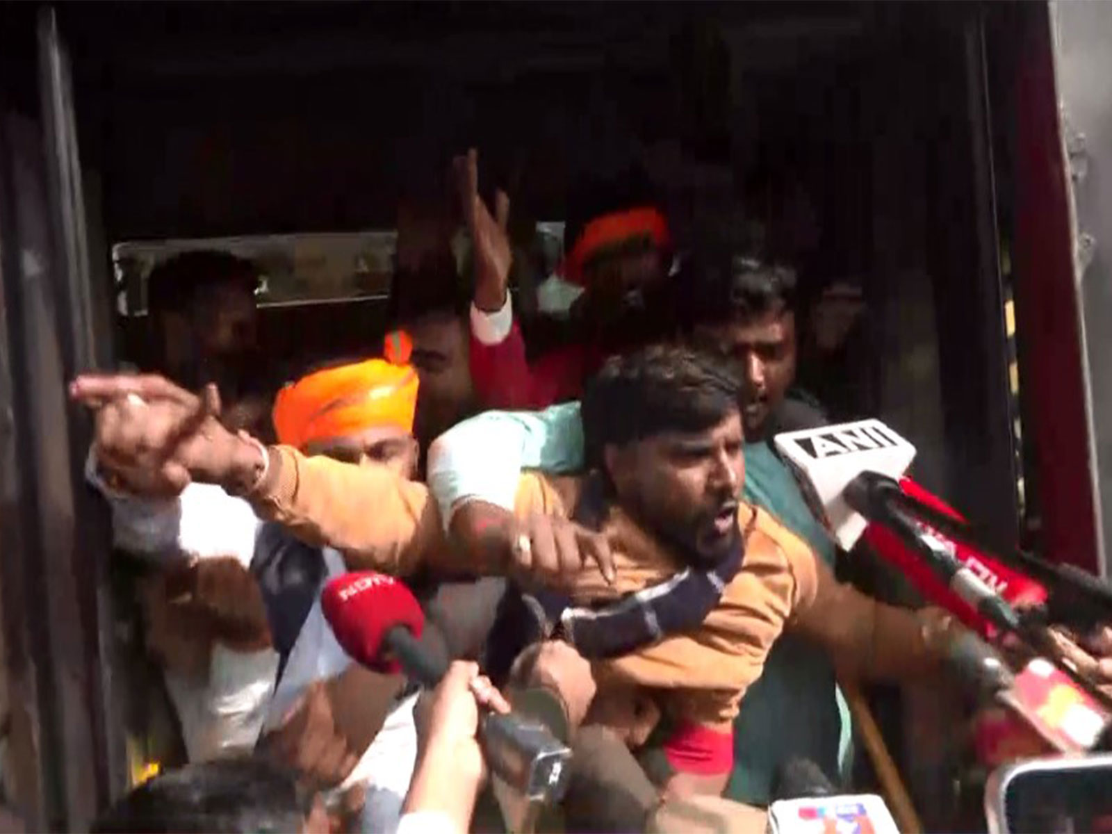 VHP and Hindu groups detained during protest against Dipu Das lynching in Bangladesh (Photo/ANI) VHP and Hindu groups detained during protest against Dipu Das lynching in Bangladesh (Photo/ANI)
