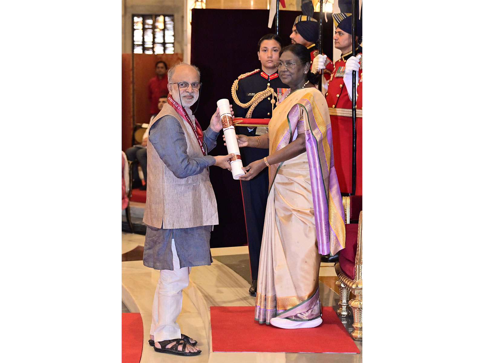 President Murmu presents Rashtriya Vigyan Puraskar- 2025 (Photo/X@rashtrapatibhvn)