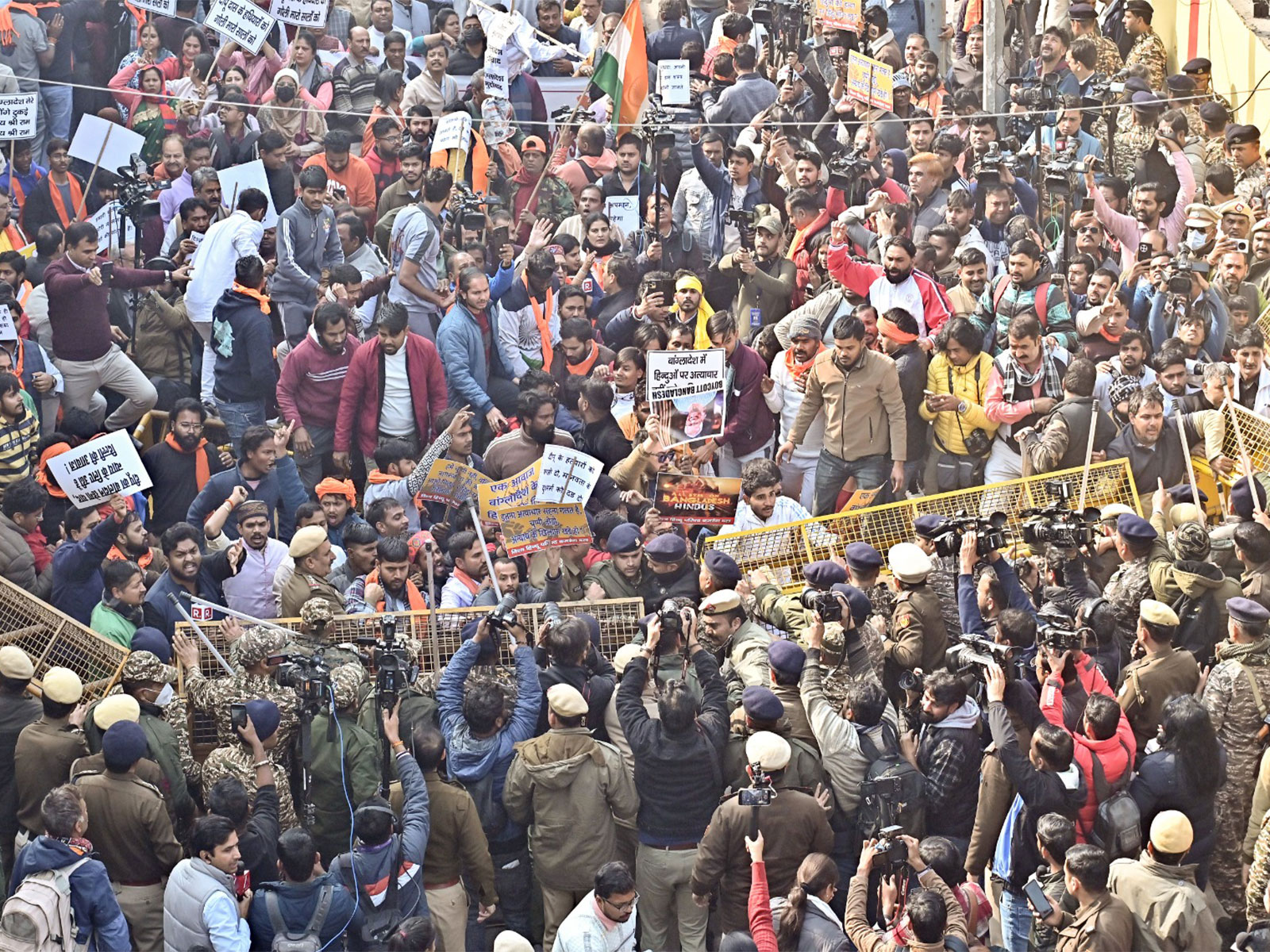 Protestors try to break barricades during a protest by Vishva Hindu Parishad and Bajrang Dal over the atrocities against Hindus and the mob lynching of Dipu Chandra Das in Bangladesh (Photo/ANI)