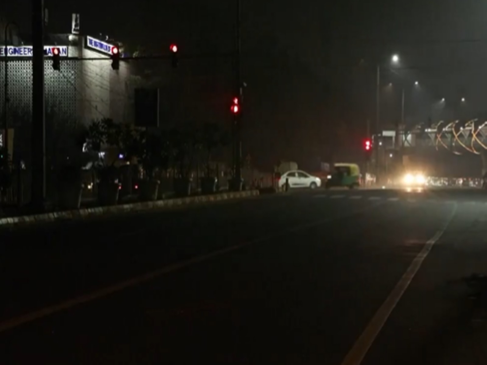 Visuals around the ITO area as a layer of toxic smog engulfs the national capital (Photo/ANI)