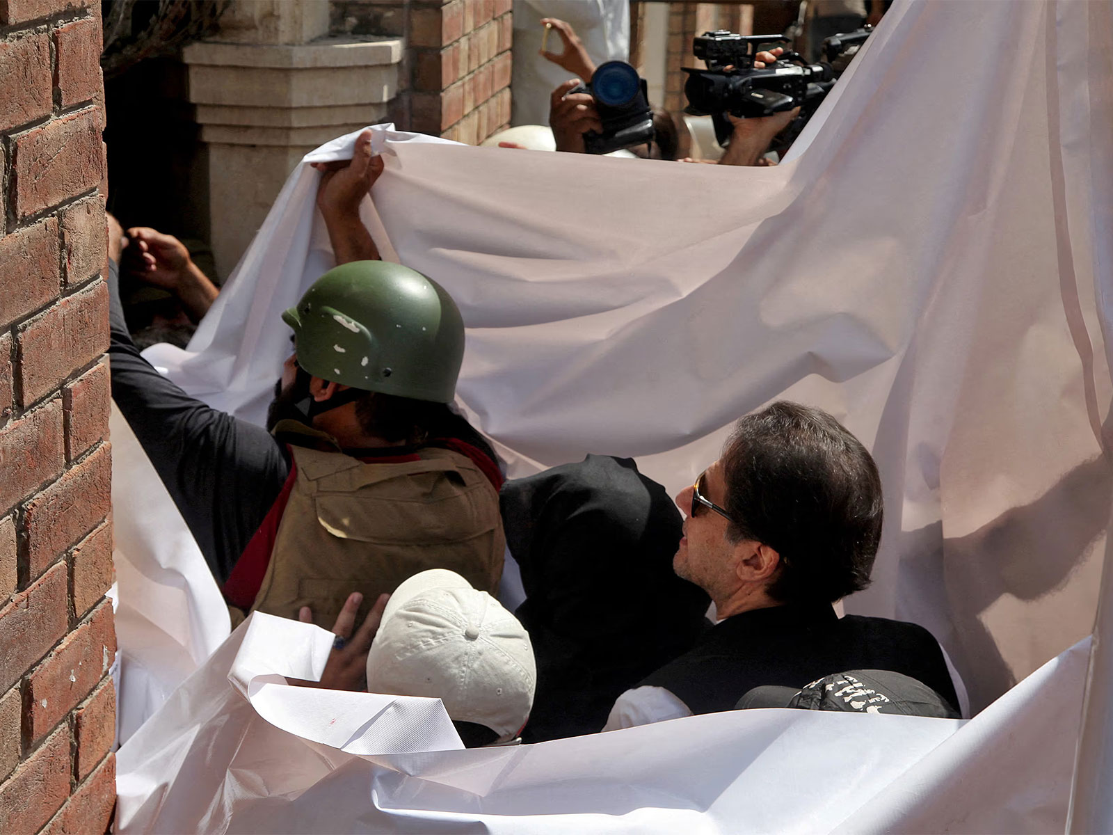 Former Pakistan Prime Minister Imran Khan and his wife Bushra Bibi arrive at the Lahore High Court (Photo/Reuters) Former Pakistan Prime Minister Imran Khan and his wife Bushra Bibi arrive at the Lahore High Court (Photo/Reuters)