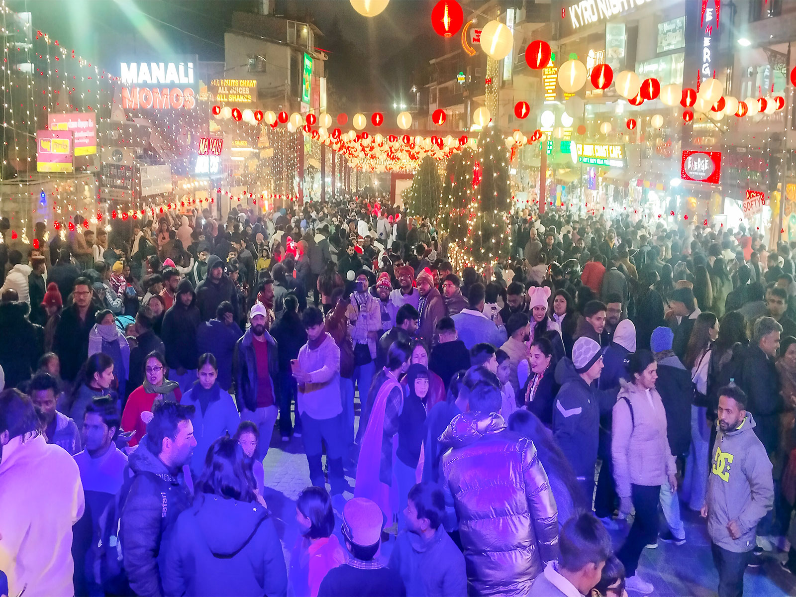People gather on Mall Road, Manali (Photo/ANI)