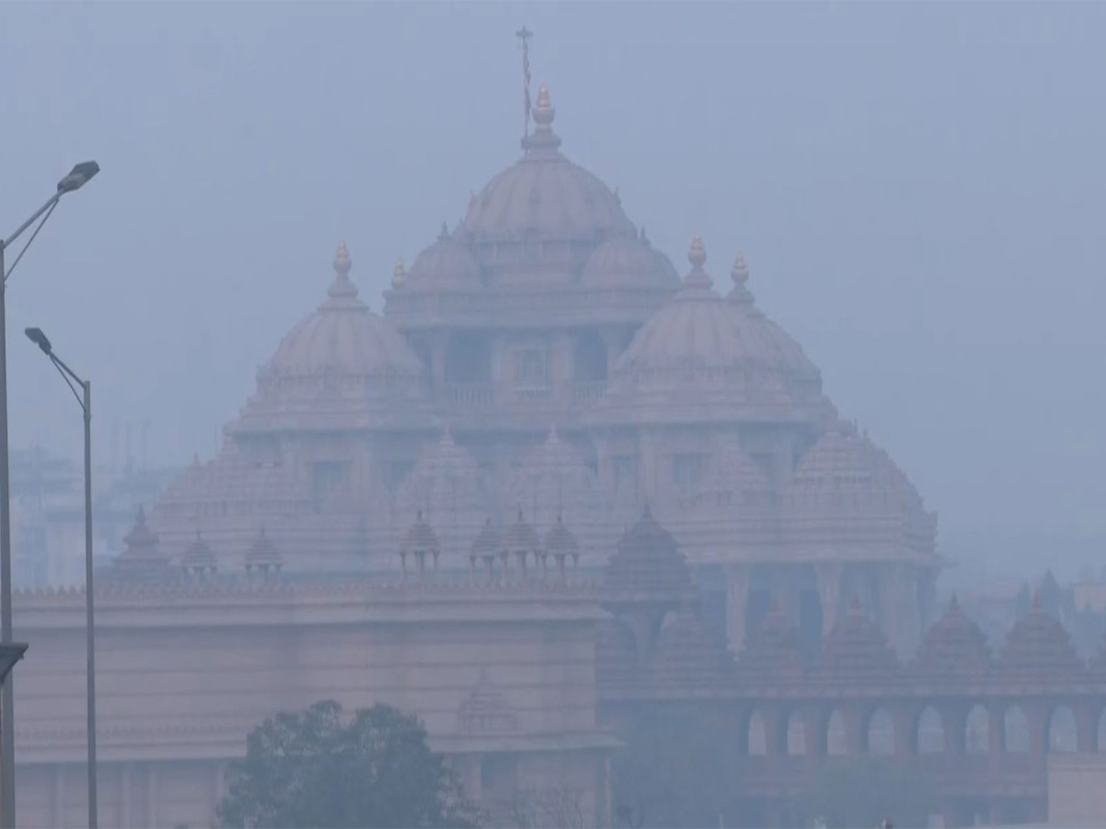 A thick layer of smog envelops Akshardham (Photo/ANI)