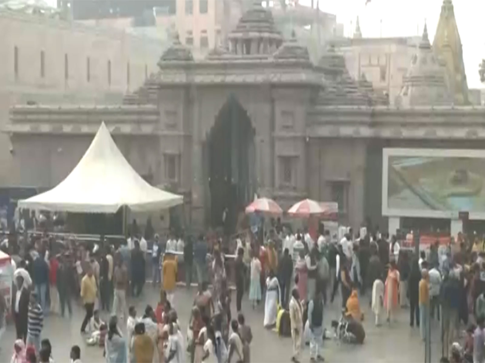 Devotees visiting the Kashi Viswanath Temple ahead of New Year (Photo/ANI)