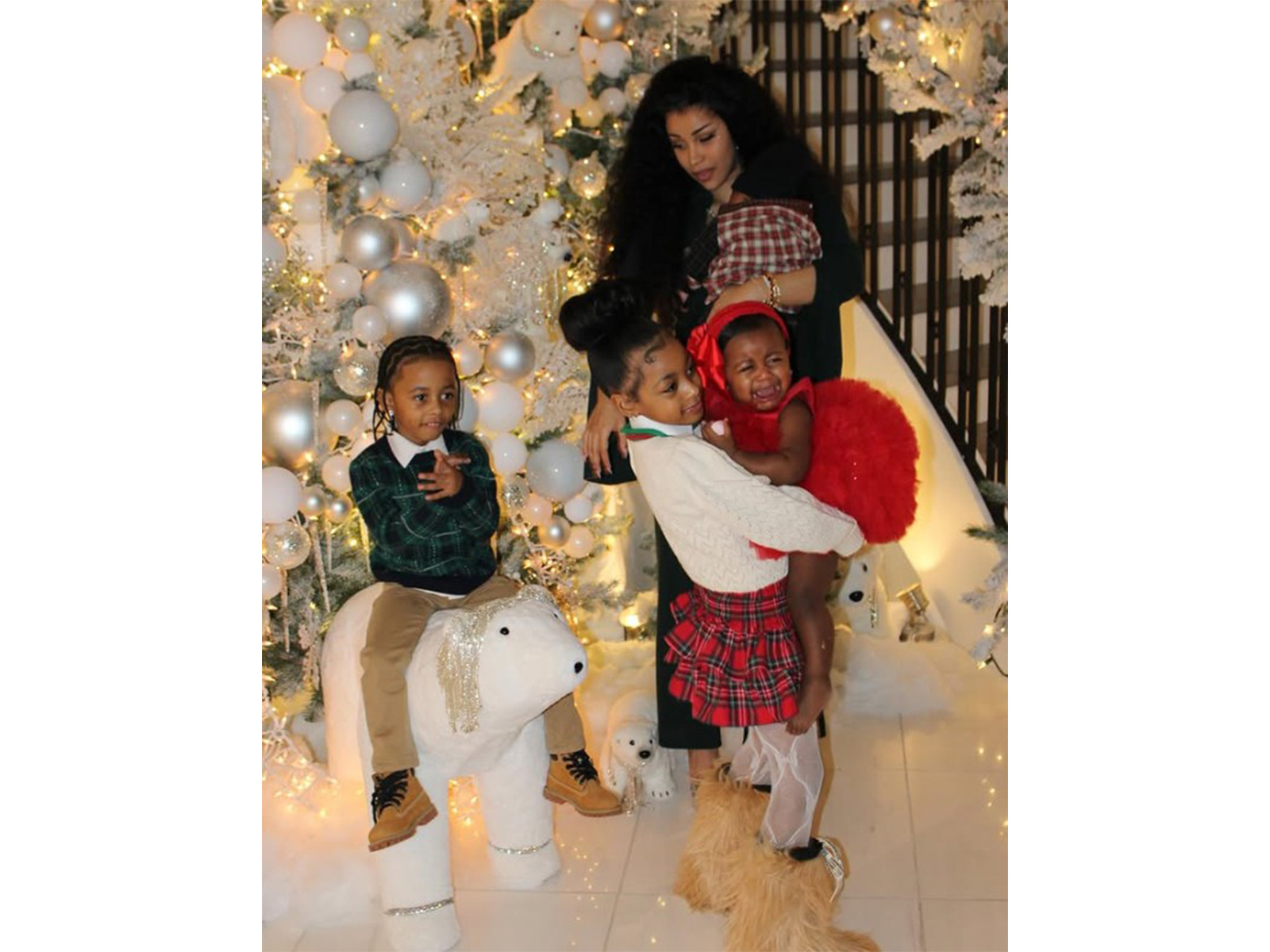Cardi B with her kids (Photo/Instagram/@iamcardib)