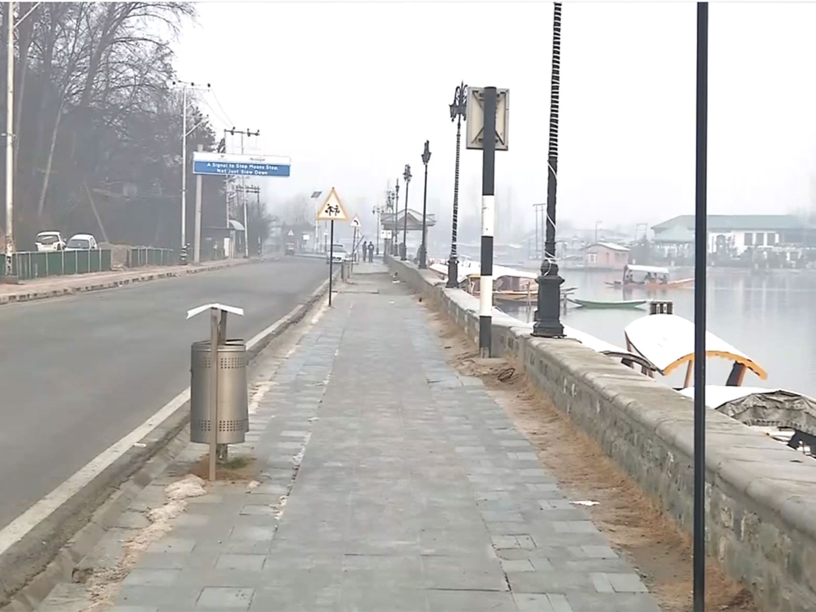 Thin layer of fog blankets Srinagar city (Photo/ANI)