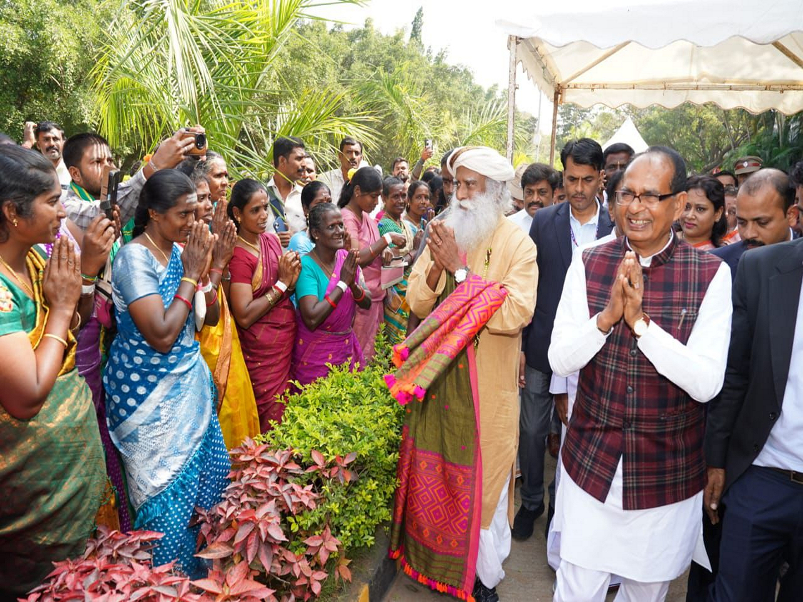 Sadhguru with Union Agriculture Minister Shivraj Singh Chouhan at the event in Hosur (Photo/Isha Foundation)