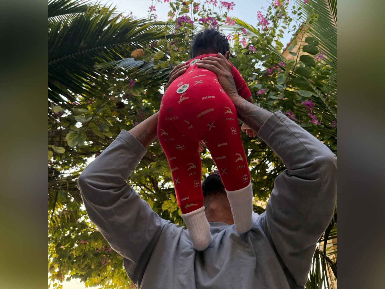 KL Rahul with daughter Evaarah (Photo/instagram/@athiyashetty)