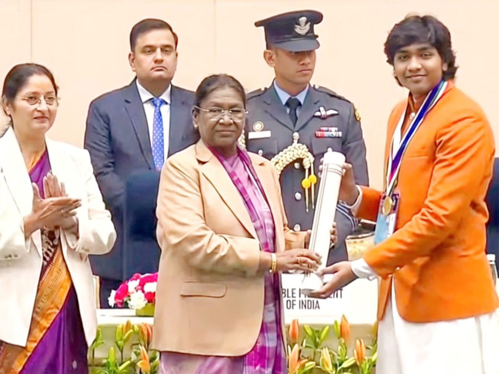 President Droupadi Murmu presents the award (Photos/ANI) President Droupadi Murmu presents the award (Photos/ANI)