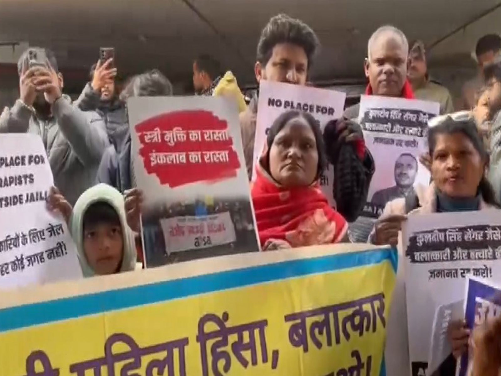 Women protest against Kuldeep Sengar (File Photo/ANI)