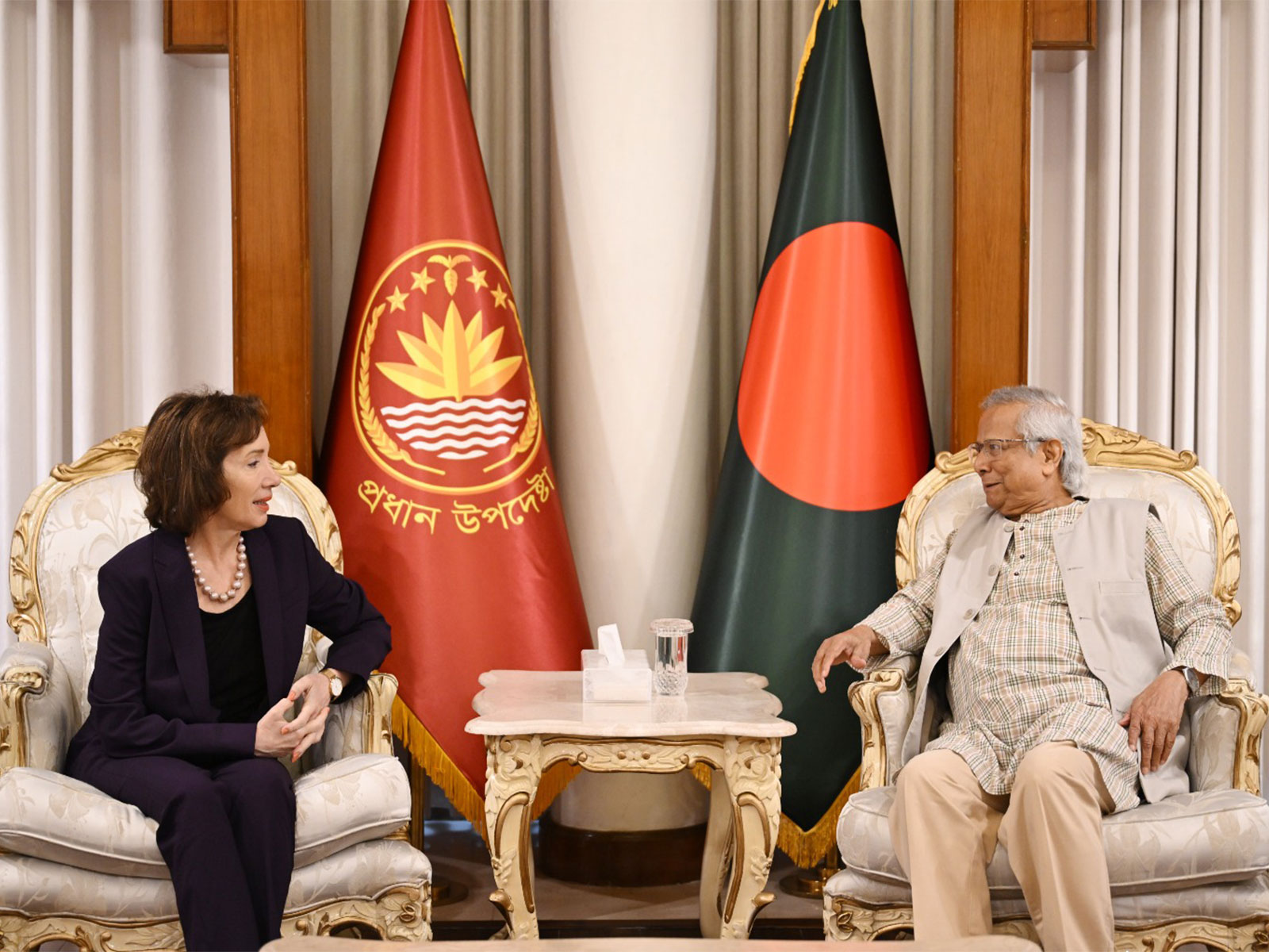 US Chargé d’Affaires to Bangladesh Tracey Ann Jacobson with  Interim Government Chief Adviser Muhammad Yunus (Photo: X@ChiefAdviserGoB)