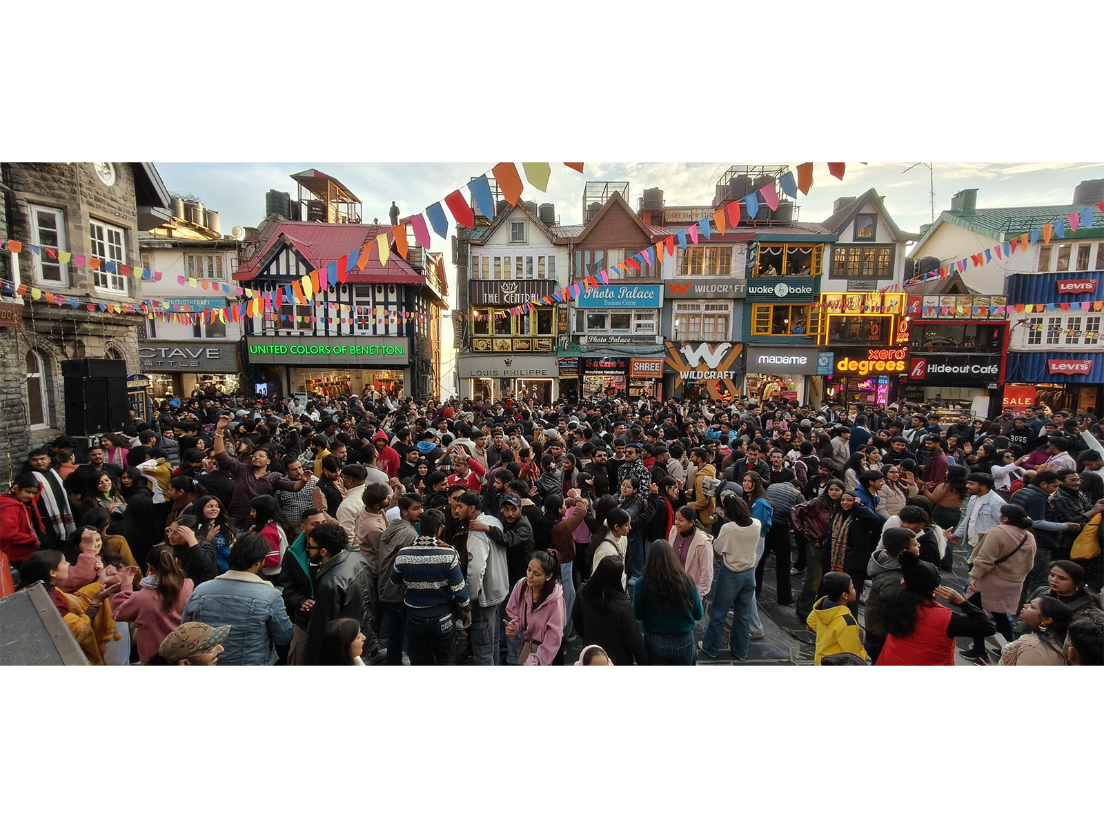 Tourists attending Winter Carnival in Shimla (Photo/ANI)