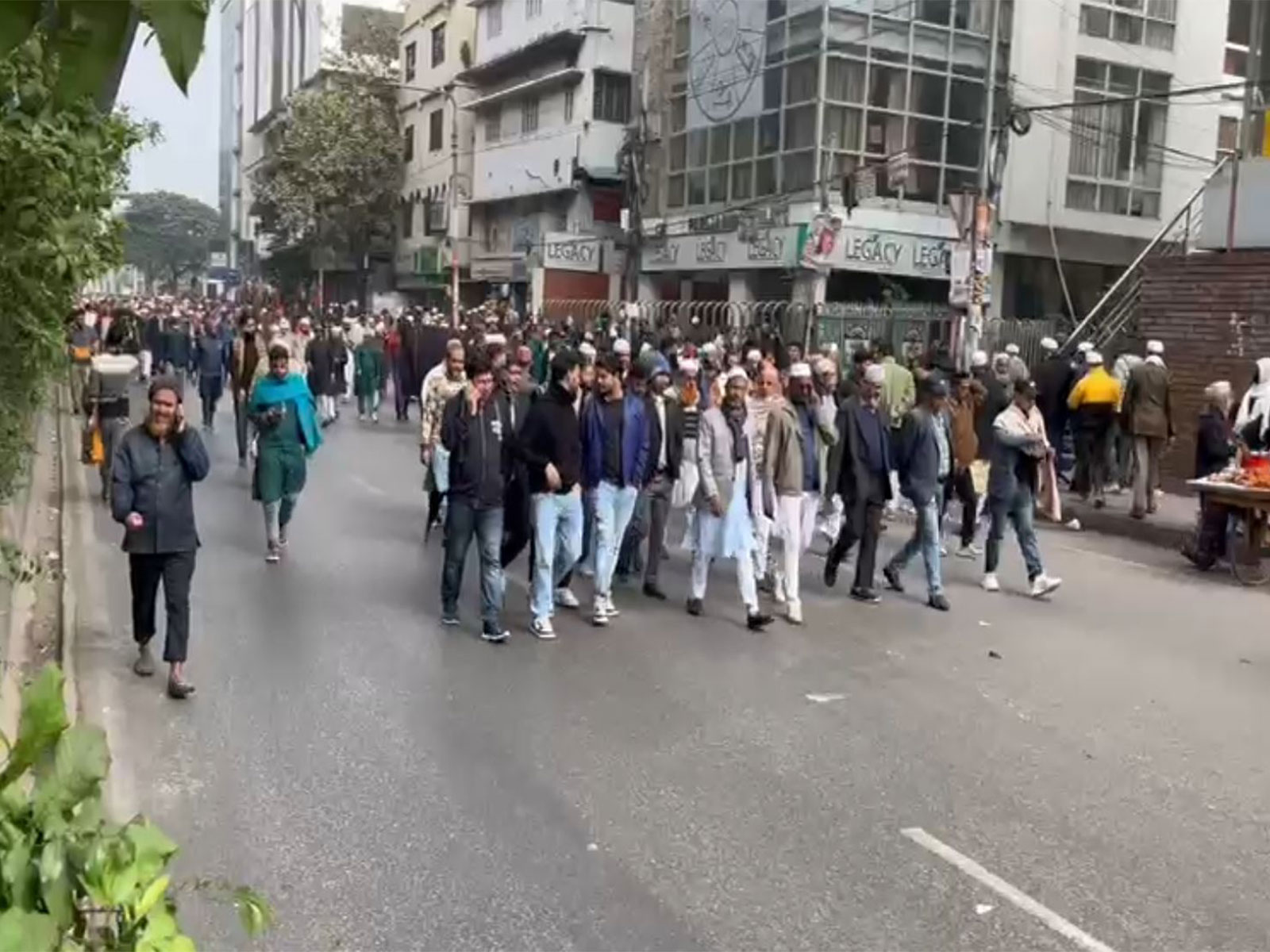 A sea of mourners gather in Dhaka ahead of the funeral of former Bangladesh prime minister and BNP chairperson Khaleda Zia during the period of national mourning. (Photo/ANI)