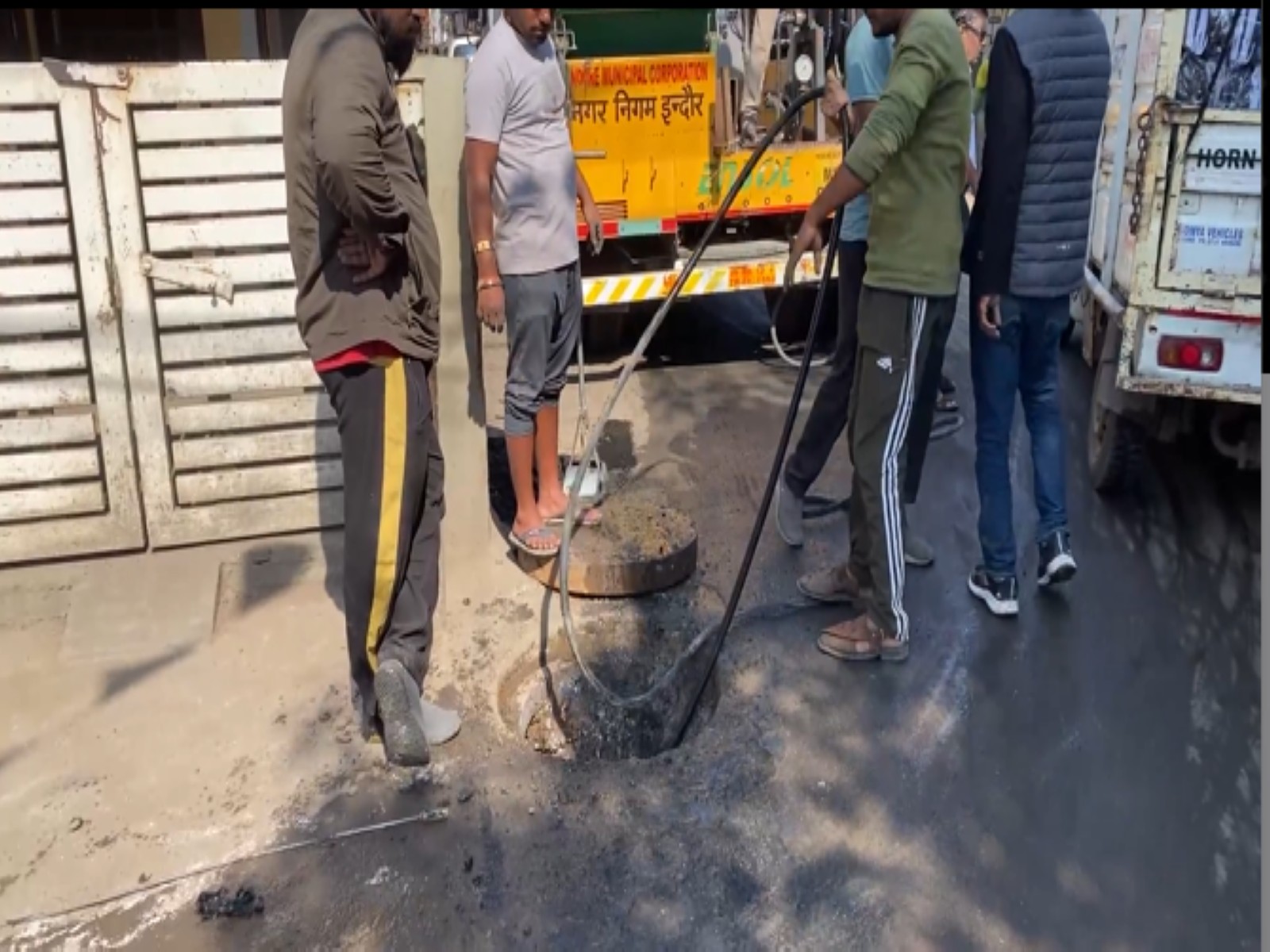 Indore Municipal Corporation workers cleaning the pipelines (Photo/ANI)