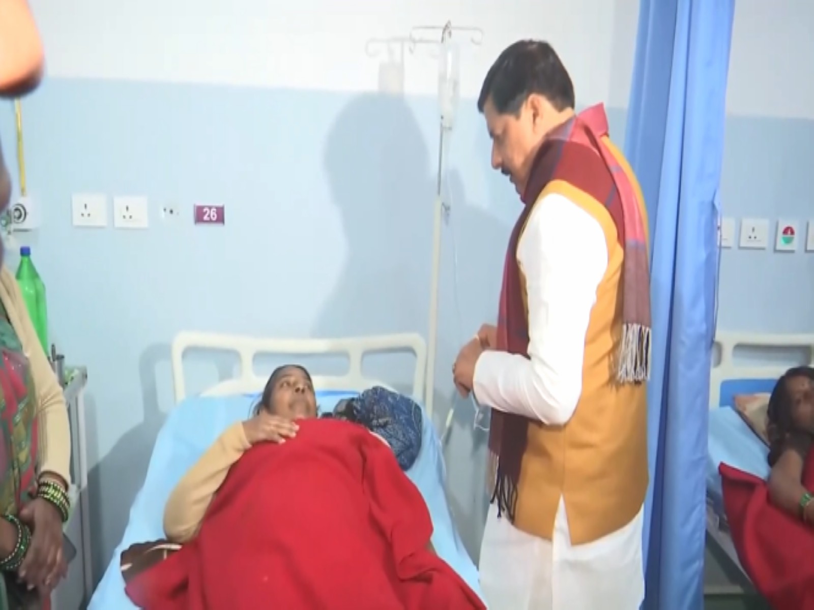 Madhya Pradesh CM Mohan Yadav enquiring health condition of patient undergoing treatment (Photo/ANI)