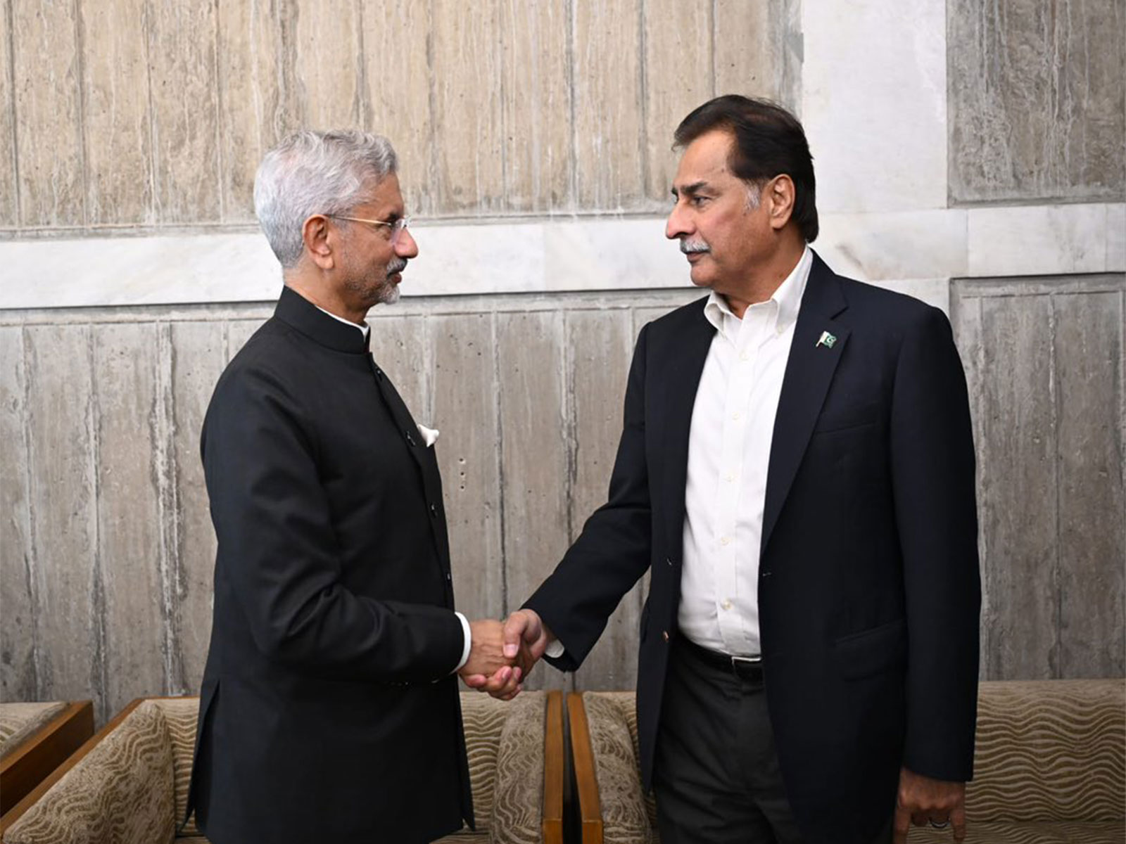 External Affairs Minister S. Jaishankar exchanges a brief handshake with Pakistan National Assembly Speaker Ayaz Sadiq on the sidelines of former Bangladesh Prime Minister Khaleda Zia’s funeral in Dhaka. (Image: X/@ChiefAdviserGoB)