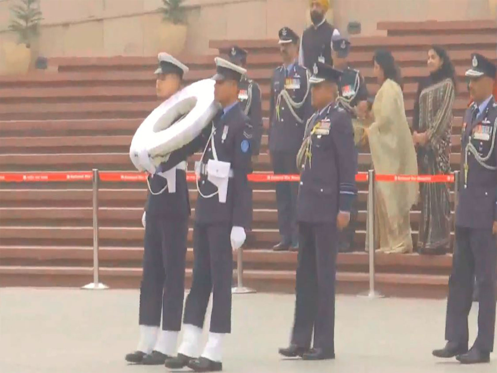 Air Marshal Nagesh Kapoor pays tribute at National War Memorial (Photo/ANI)