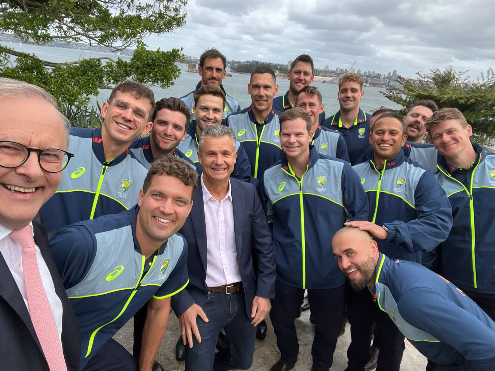 PM Albanese with Australian players. (Photo: @AlboMP X)