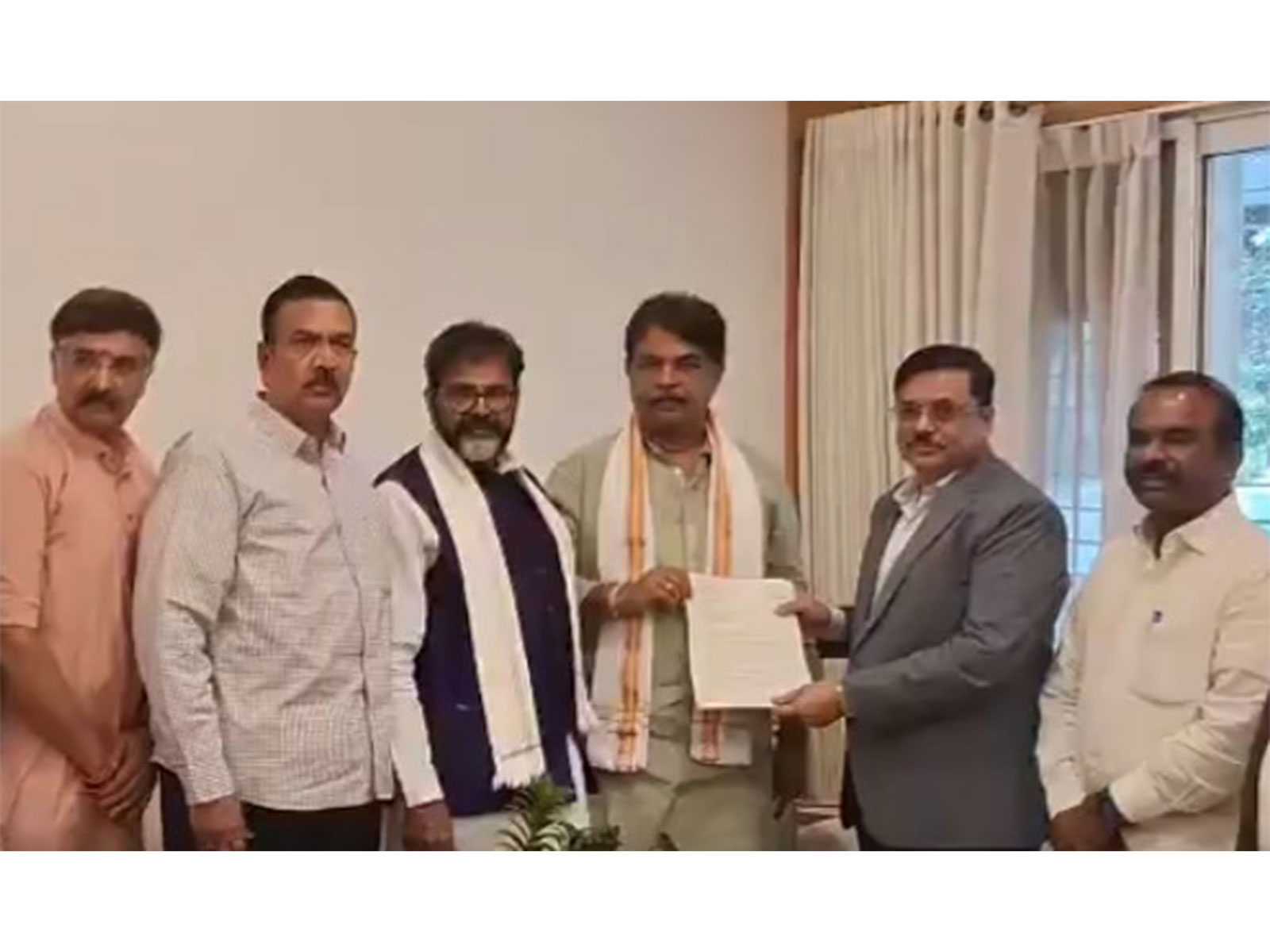 BJP delegation submitted a complaint to Karnataka DGP over Ballari violence (Photo/Office of R Ashoka)