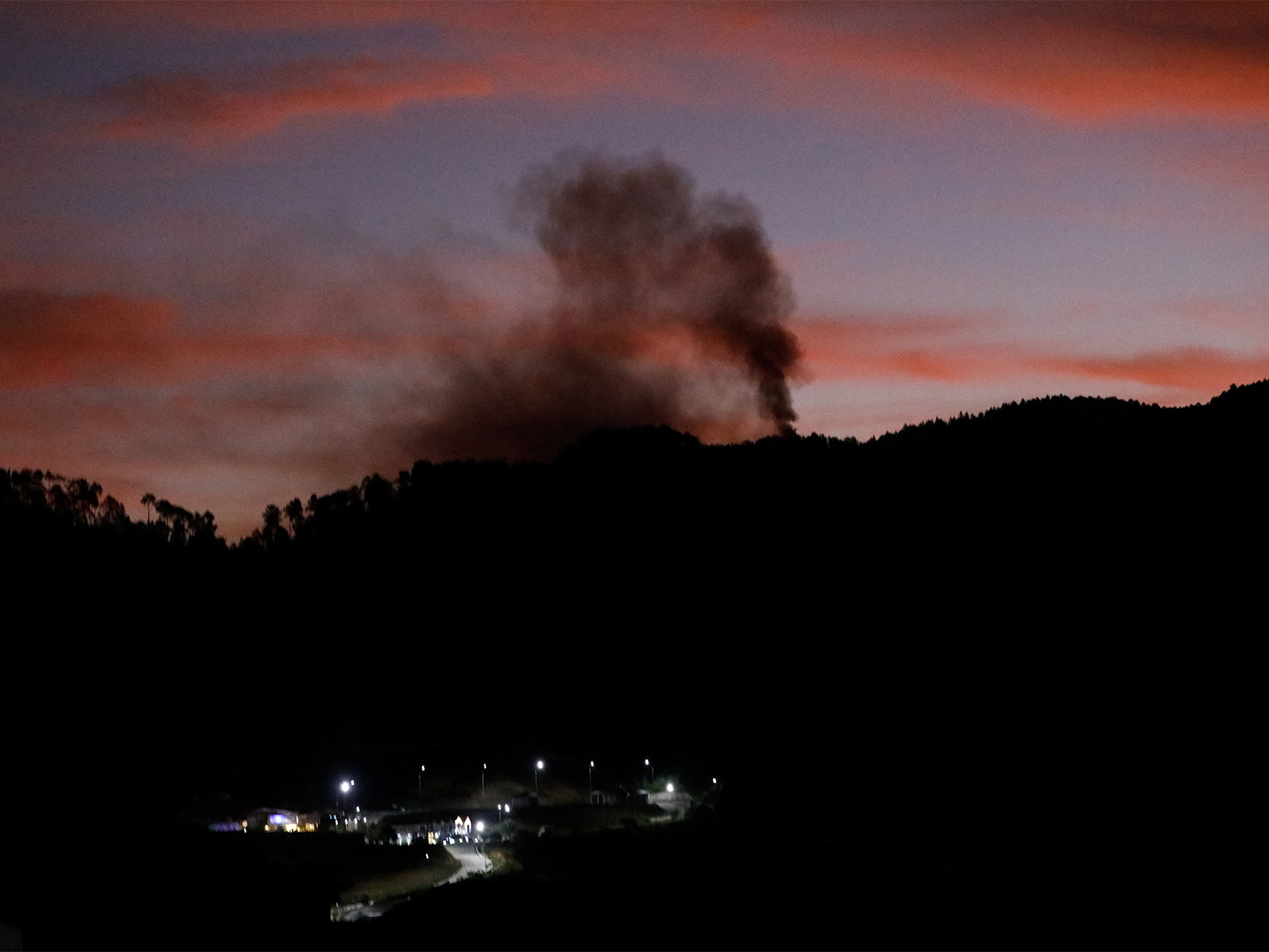 Smoke rises near Fort Tiuna during a full blackout, following explosions and loud noises, after U.S. President Donald Trump said the U.S. has struck Venezuela and captured its President Nicolas Maduro (Photo/Reuters) Smoke rises near Fort Tiuna during a full blackout, following explosions and loud noises, after U.S. President Donald Trump said the U.S. has struck Venezuela and captured its President Nicolas Maduro (Photo/Reuters)