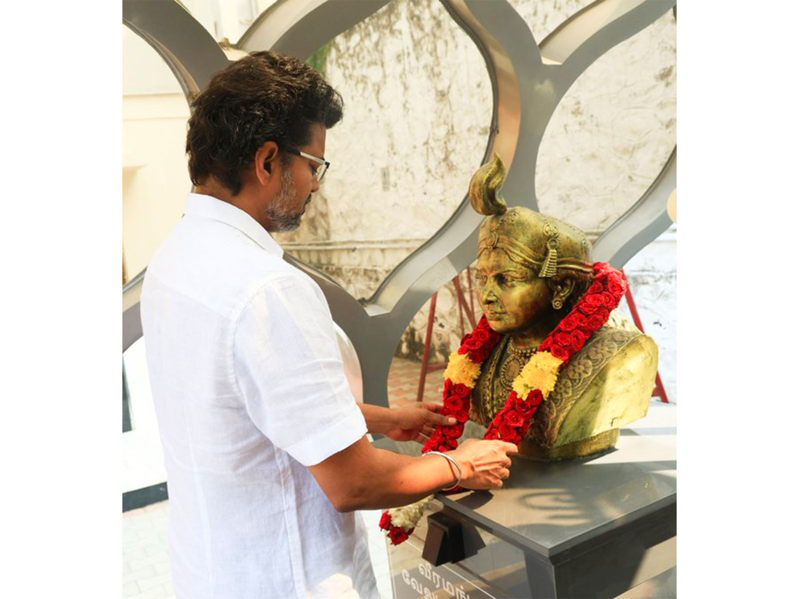 TVK chief Vijay pays tribute to Rani Velu Nachiyar on his birth anniversary. (Photo/@TVKVijayHQ) TVK chief Vijay pays tribute to Rani Velu Nachiyar on his birth anniversary. (Photo/@TVKVijayHQ)