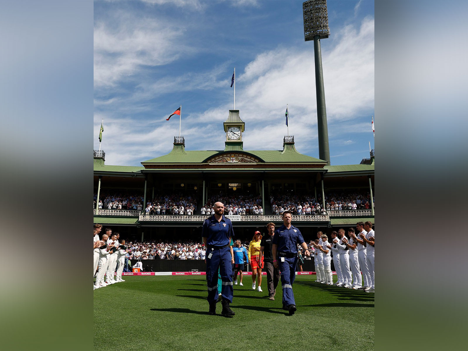 England and Australia players form guard of honour for Bondi attack heroes. (Photo: X/@CricketAus)